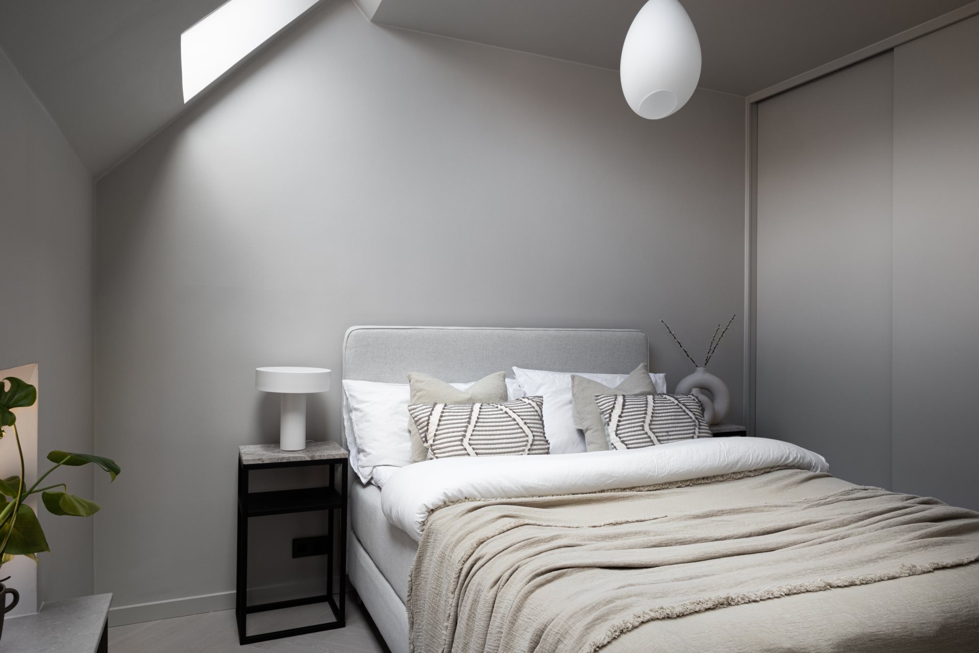 chambre mansardée grise