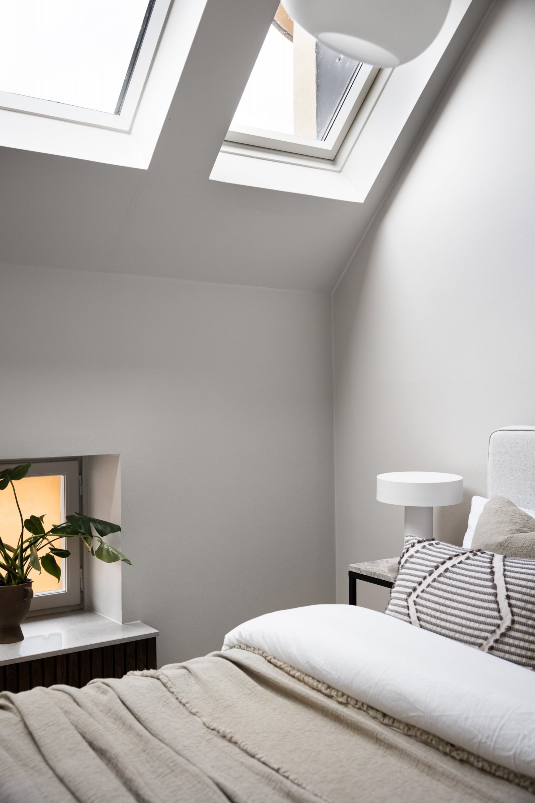 chambre avec fenêtres de toit