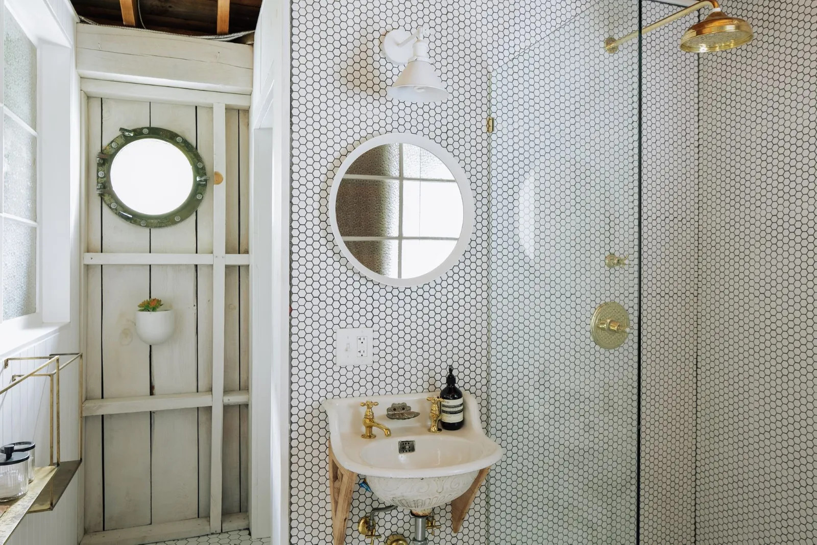 salle de bain émaux de Briare blancs maison en bois salle de bain émaux de Briare blancs maison en bois