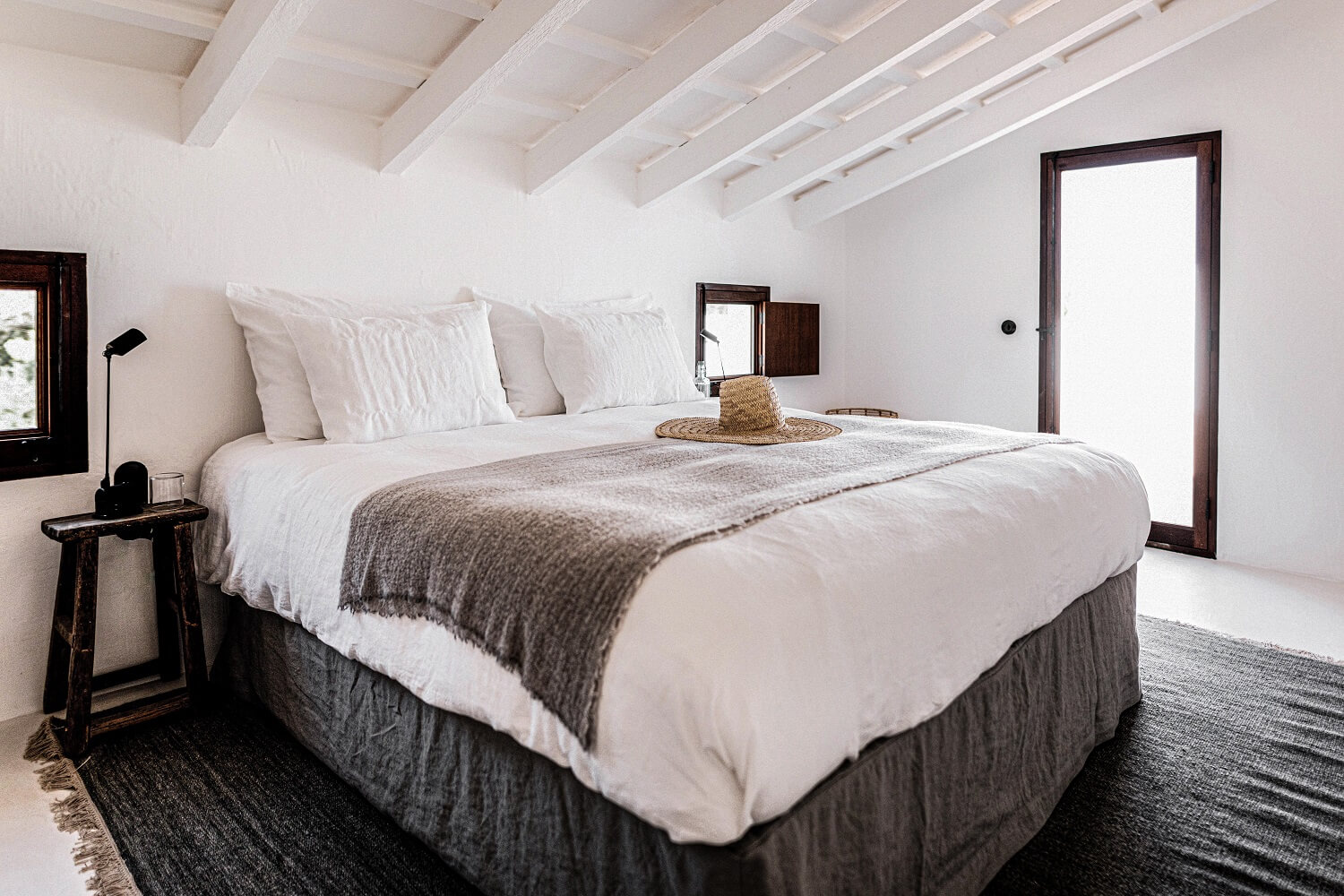 chambre avec poutres blanches décoration rustique chic