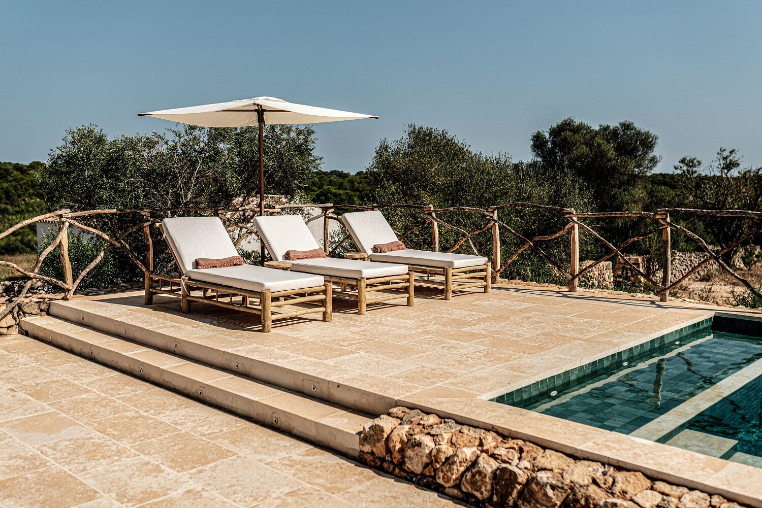 terrasse en pierre avec piscine