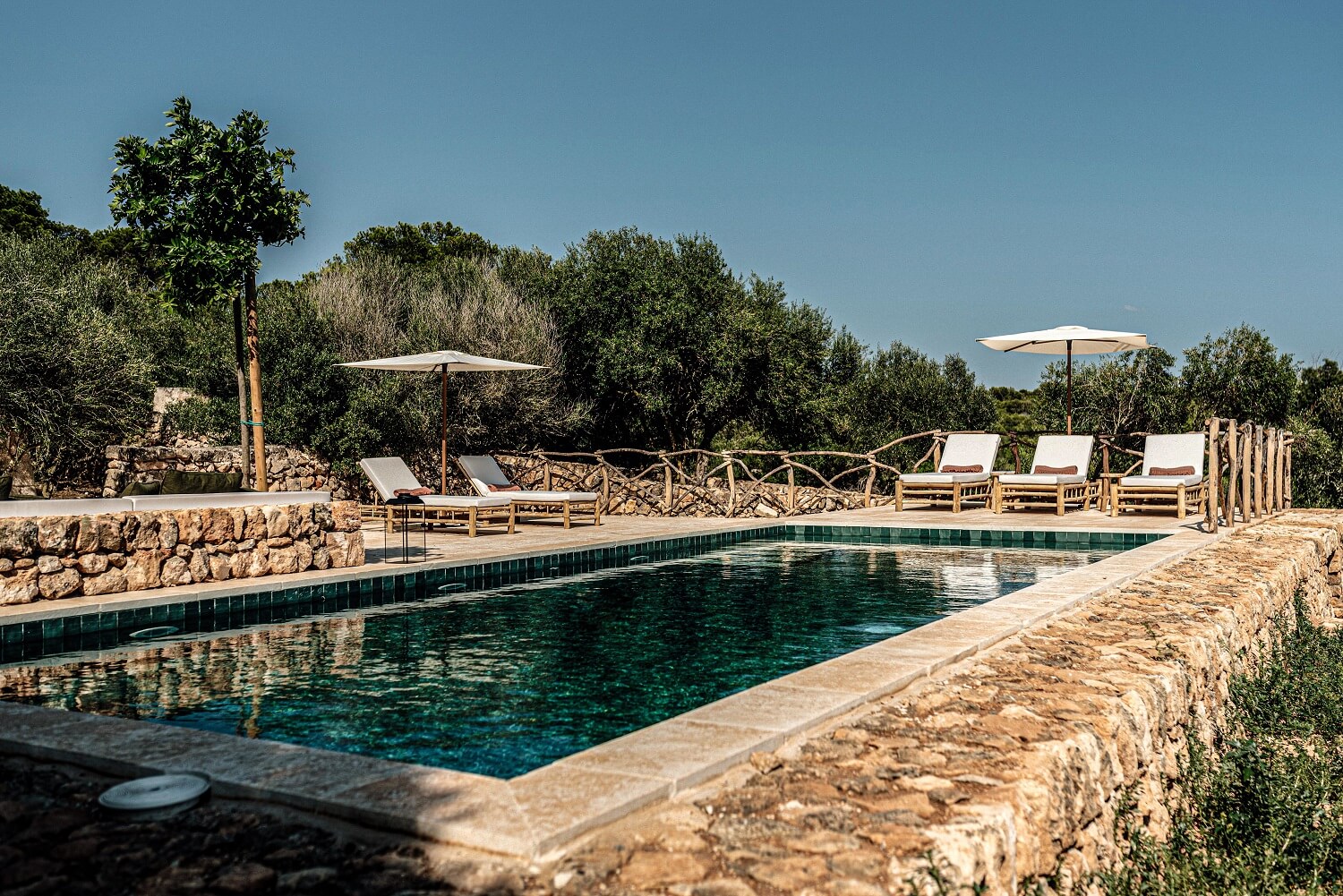 terrasse en pierre avec piscine