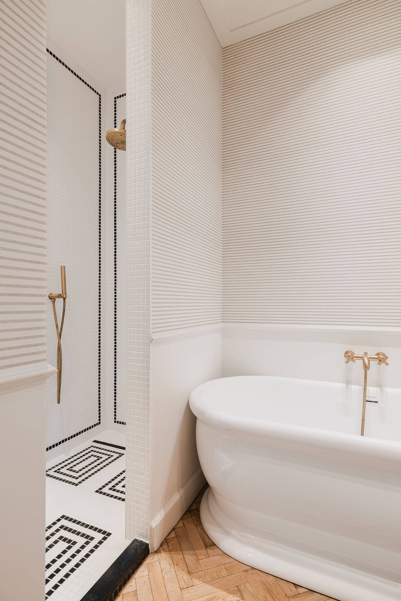 salle de bain noire et blanche