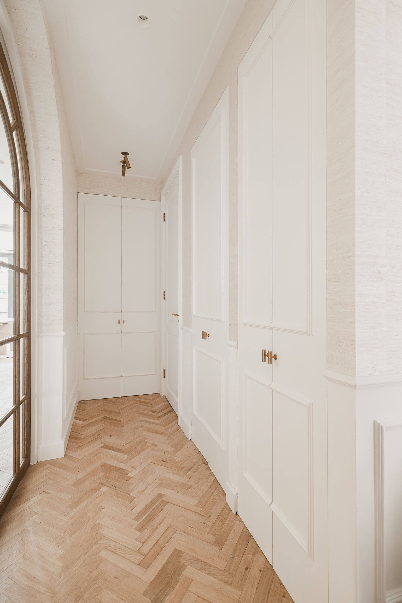 couloir avec parquet à chevrons type haussmannien