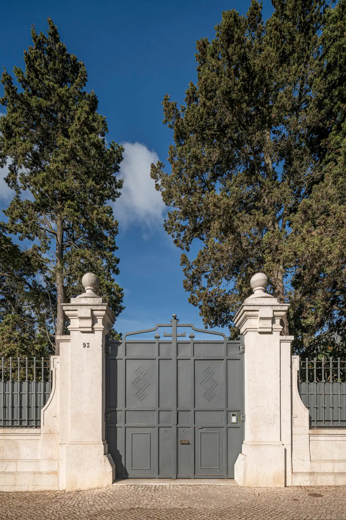 mur extérieur avec porte acier maison rénovée mur extérieur avec porte acier maison rénovée