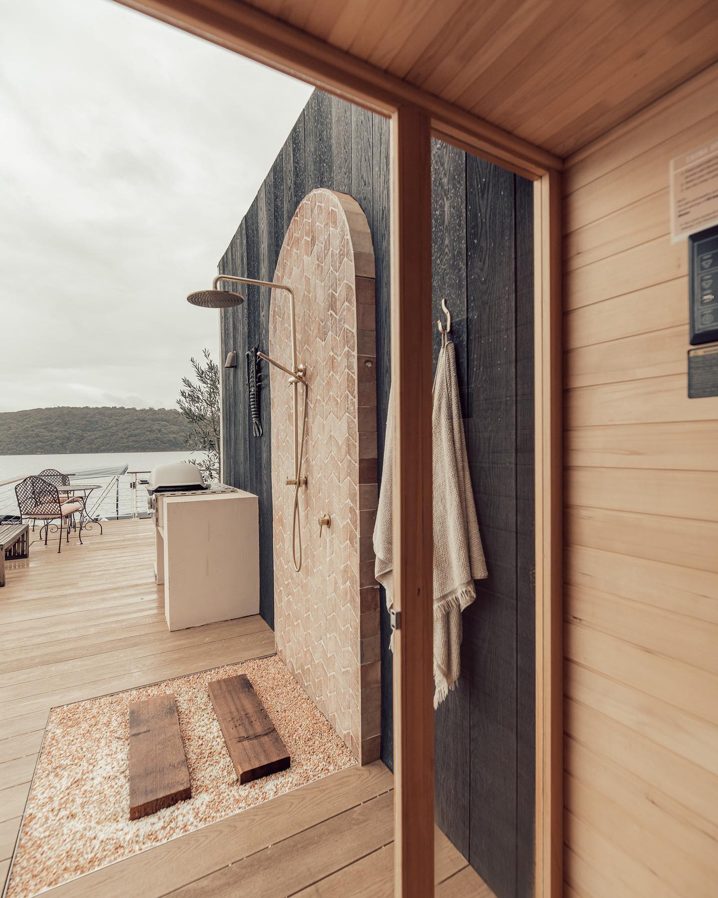douche extérieure maison flottante avec terrasse Lilypad II