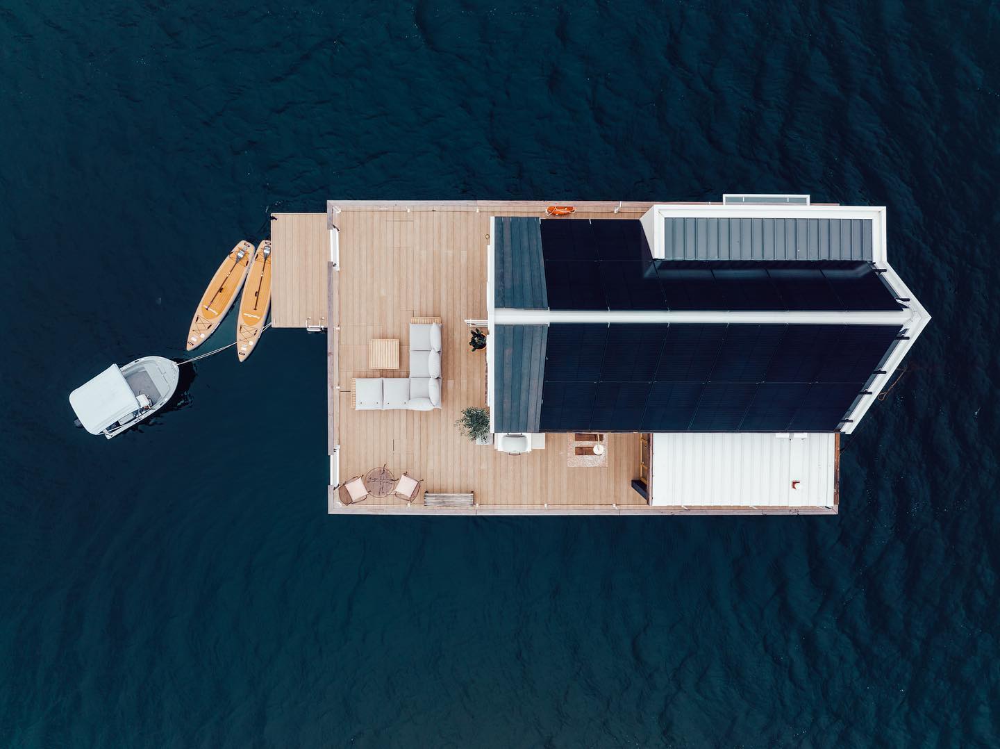 toiture avec panneaux solaires