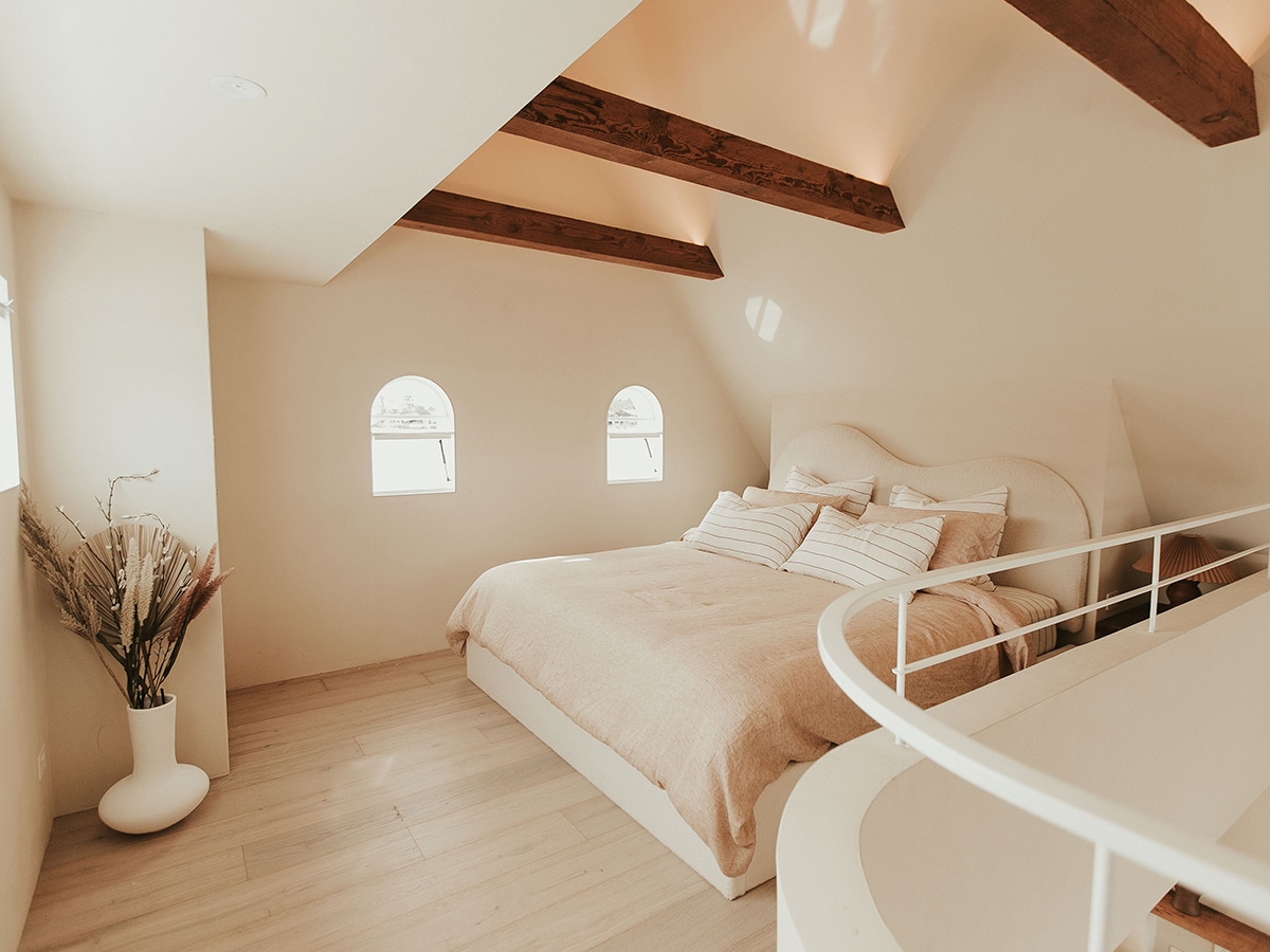 chambre sur mezzanine avec poutres