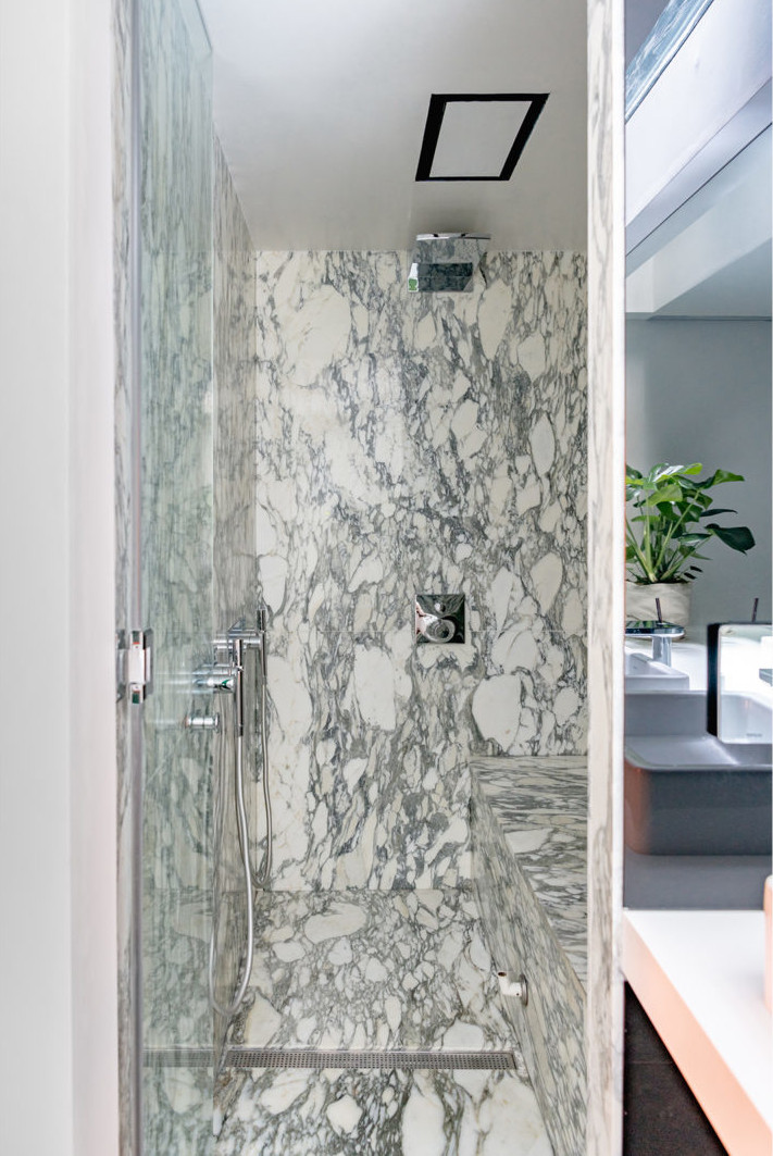 salle de bain avec marbre blanc et noir