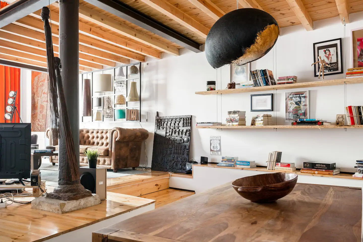salon vintage sous mezzanine dans loft salon vintage sous mezzanine dans loft