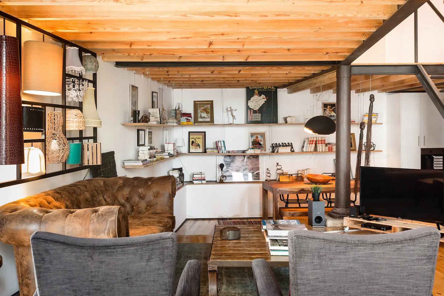 salon vintage sous mezzanine dans loft salon vintage sous mezzanine dans loft