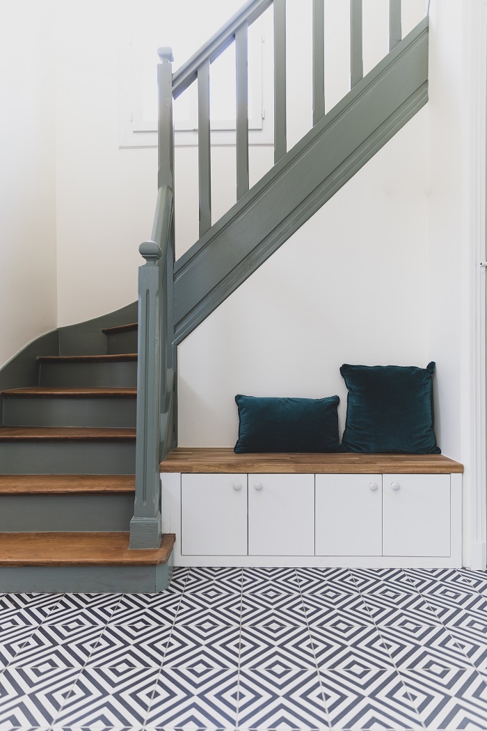 entrée avec escalier vert sauge et banquette