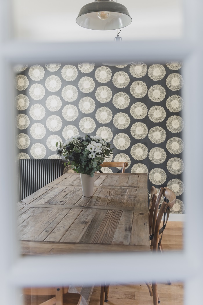 salle à manger avec papier-peint décoration contemporaine