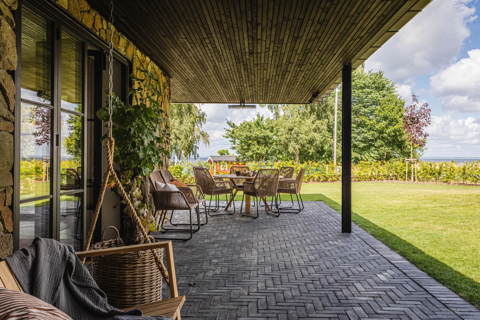 terrasse en pierres abritée