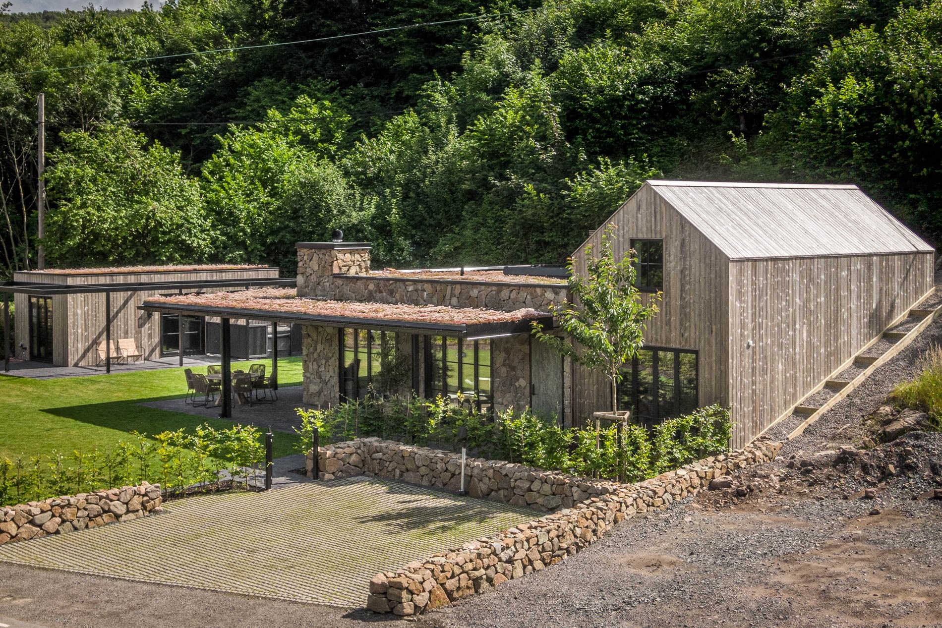 façade maison contemporaine en bois et pierres