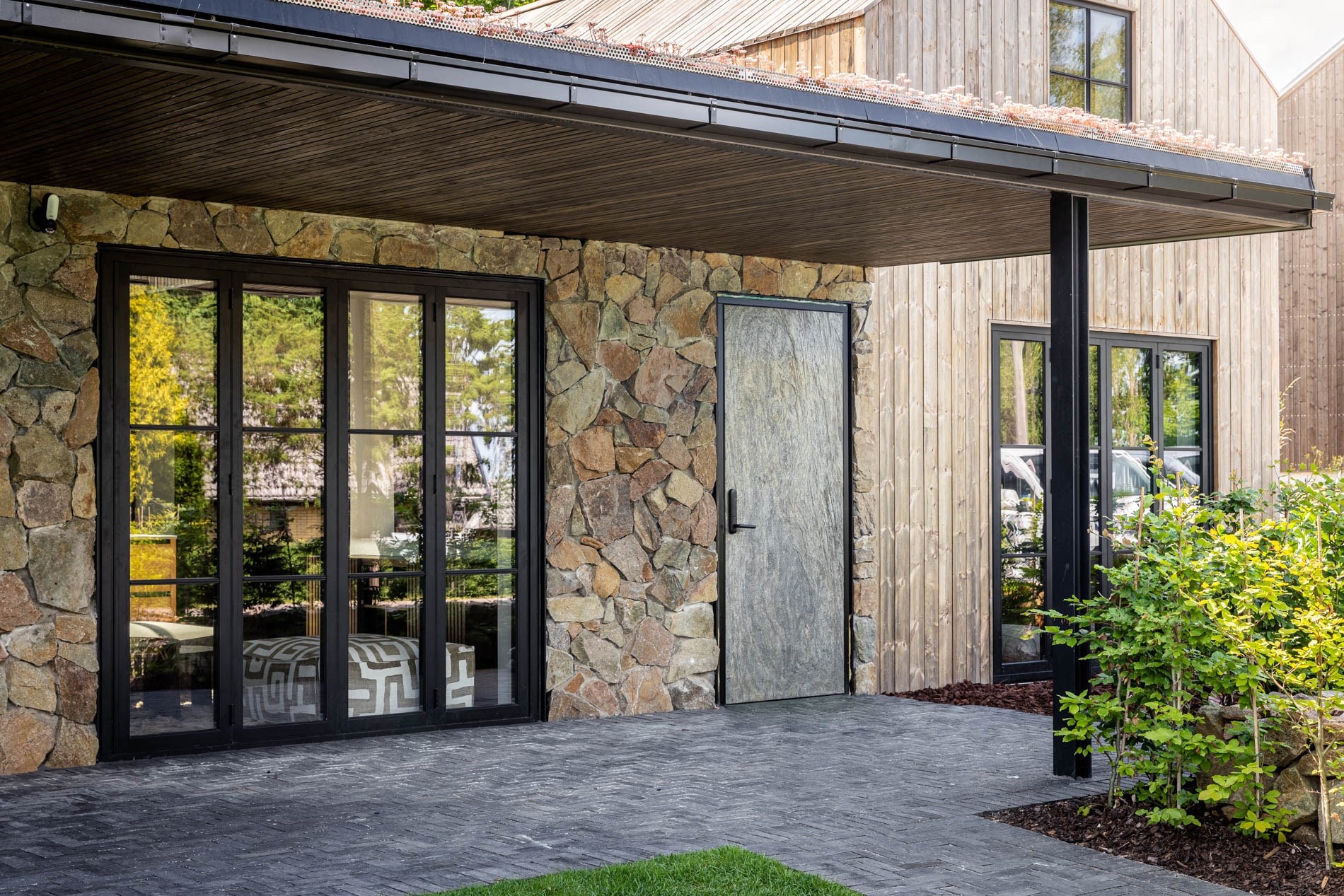 façade maison contemporaine en pierres et bois