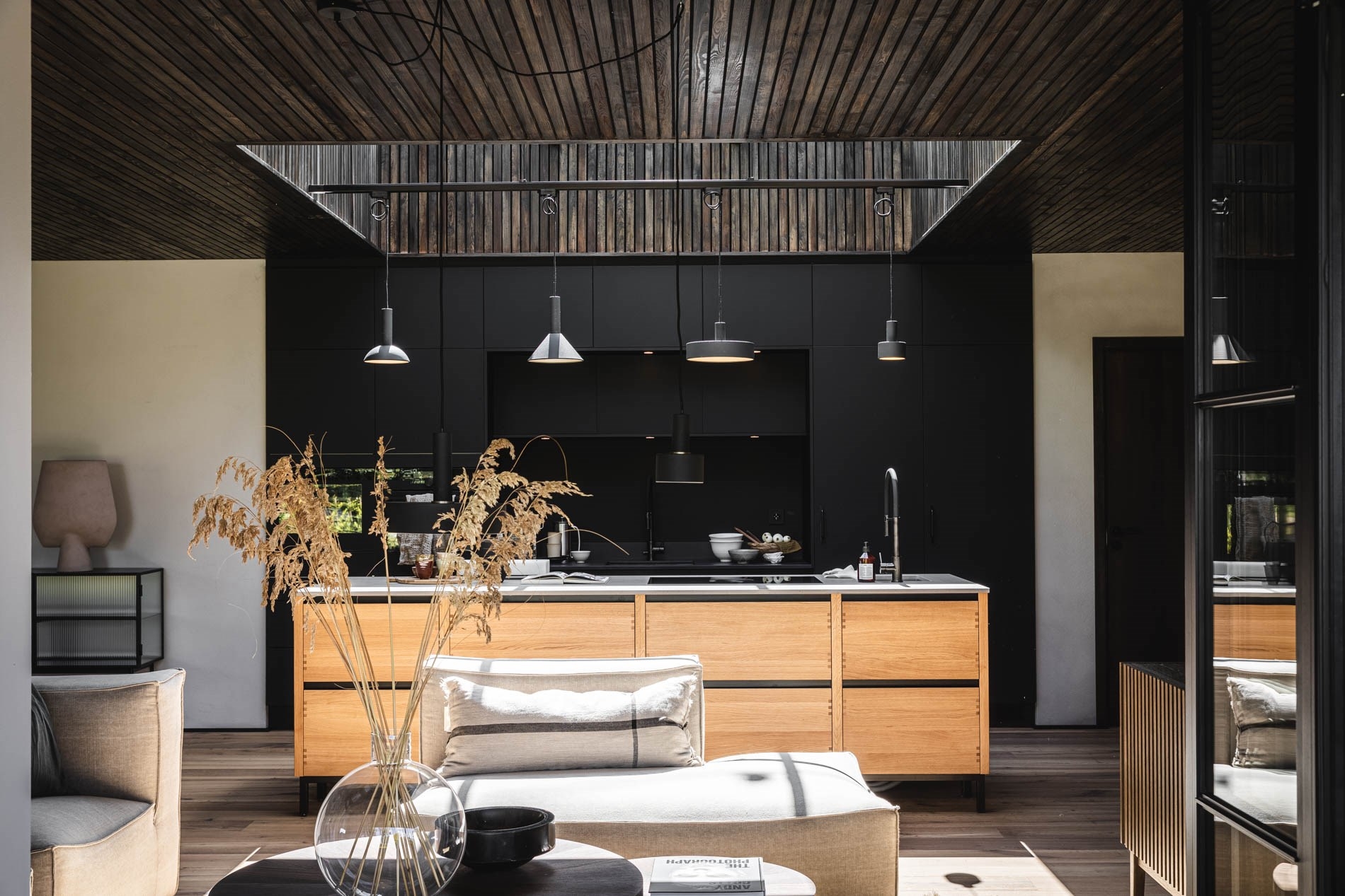 cuisine avec plafond bois et puits de lumière