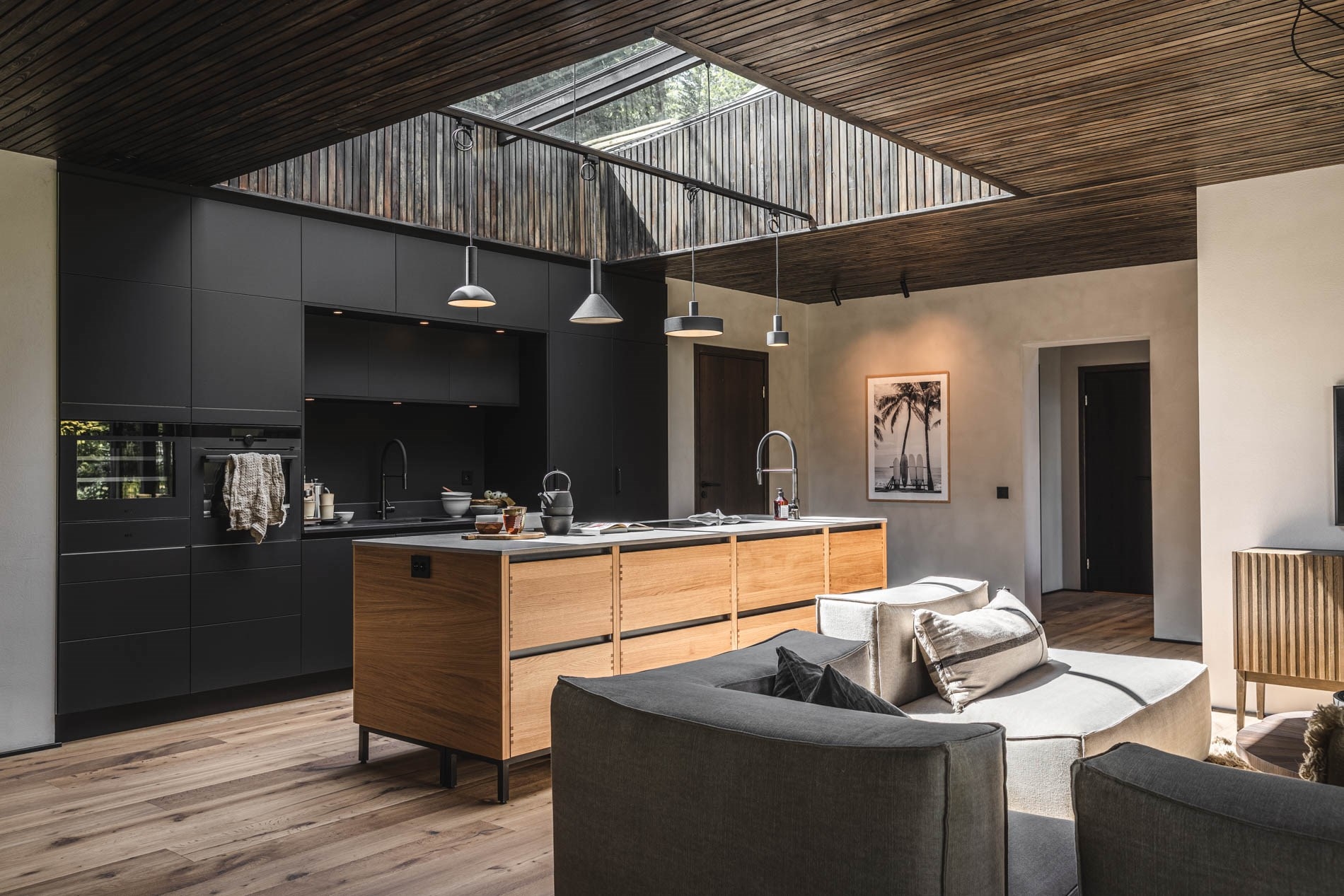 cuisine avec plafond bois sombre et puits de lumière
