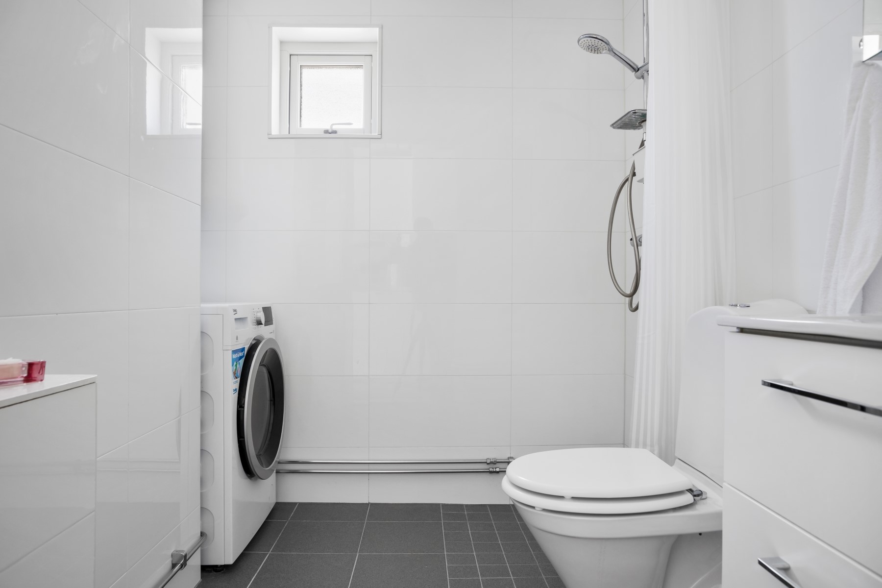 salle de bain avec machine à laver le linge salle de bain avec machine à laver le linge