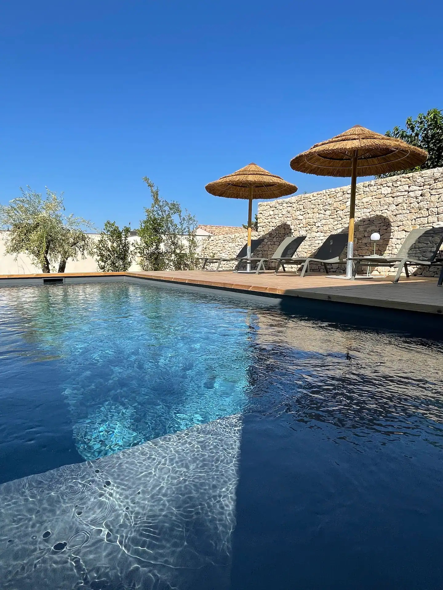 piscine avec mur de pierres maison architecte Villa Contemporelle piscine avec mur de pierres maison architecte Villa Contemporelle