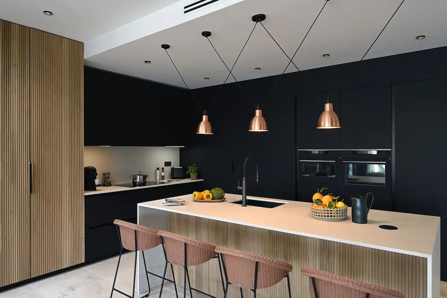 cuisine design noire avec îlot cuisine design noire avec îlot