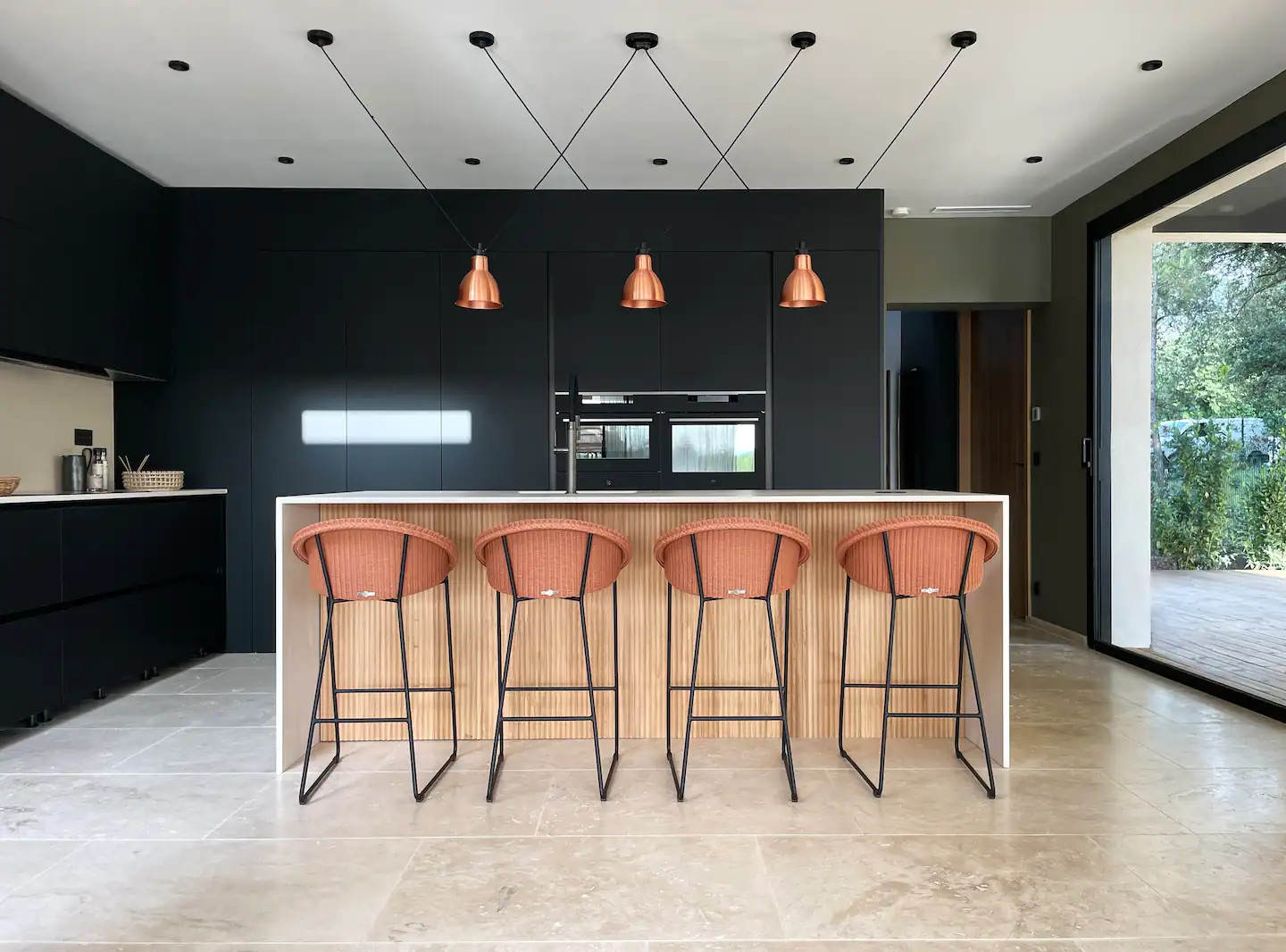 cuisine design noire avec îlot bois cuisine design noire avec îlot bois