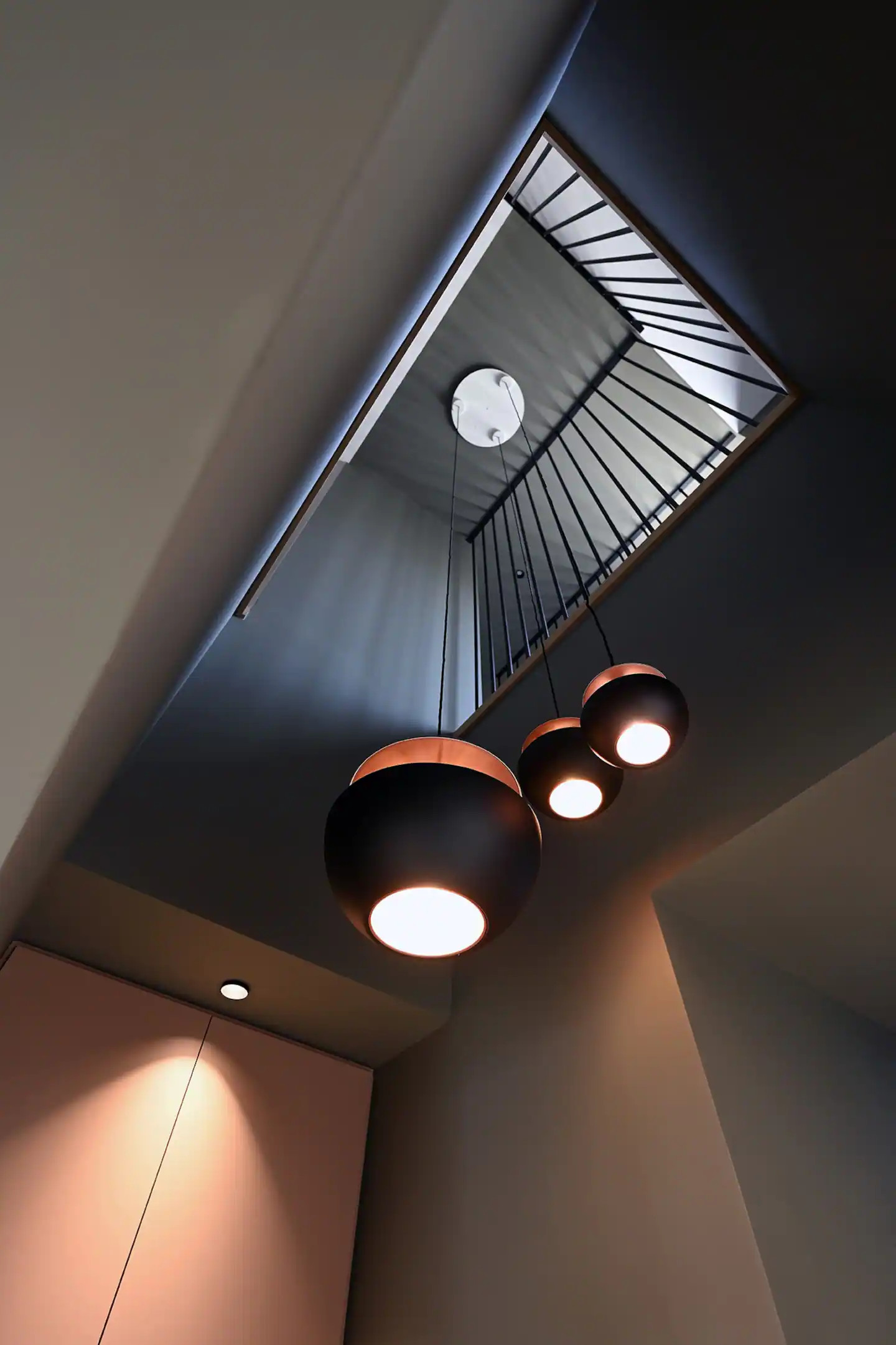cage d cage d'escalier avec lampes pendantes design