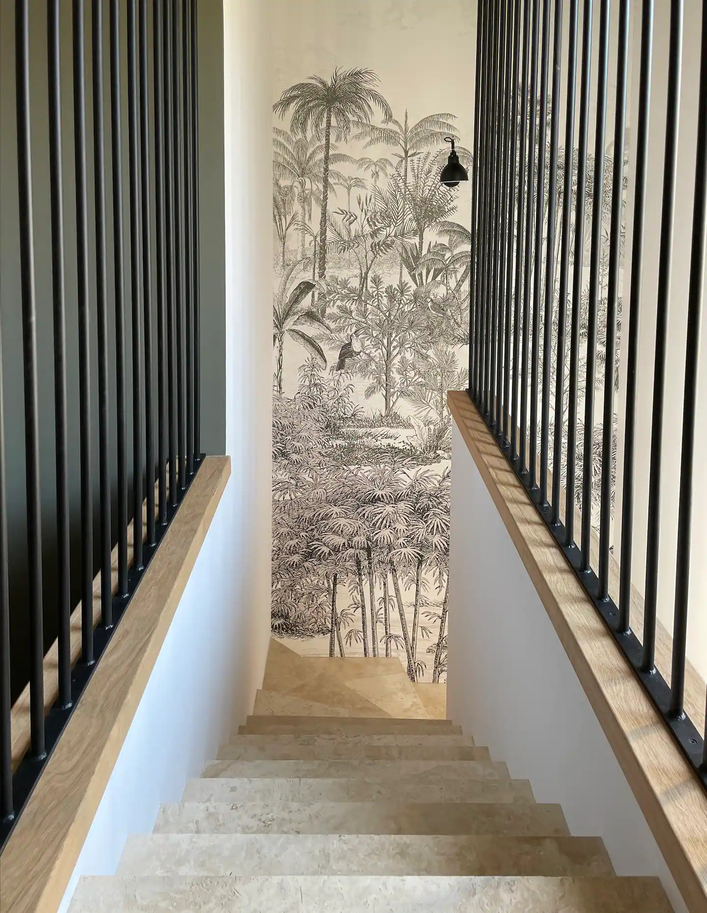 montée d montée d'escalier avec papier-peint panoramique