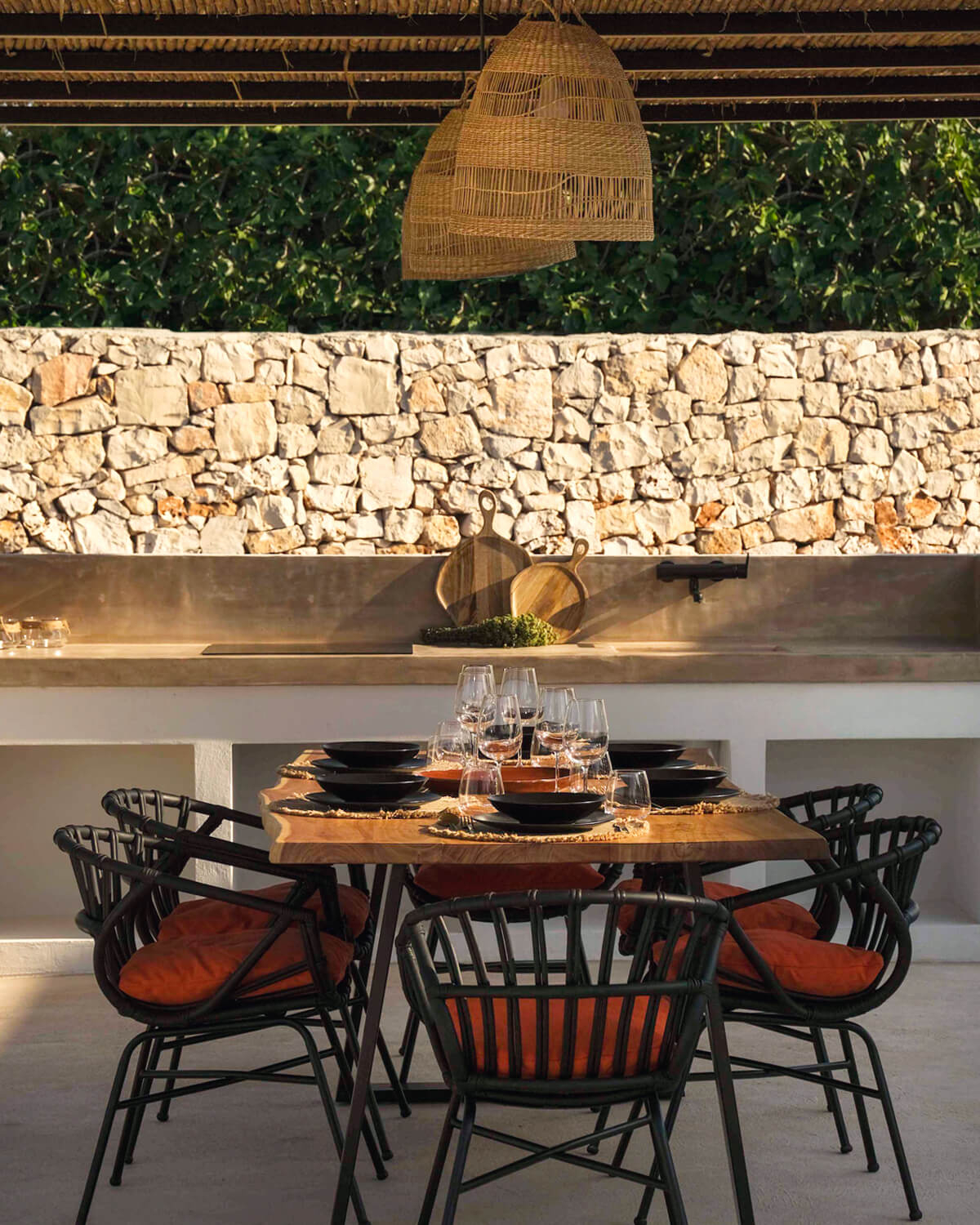 terrasse avec mur de pierres terrasse avec mur de pierres