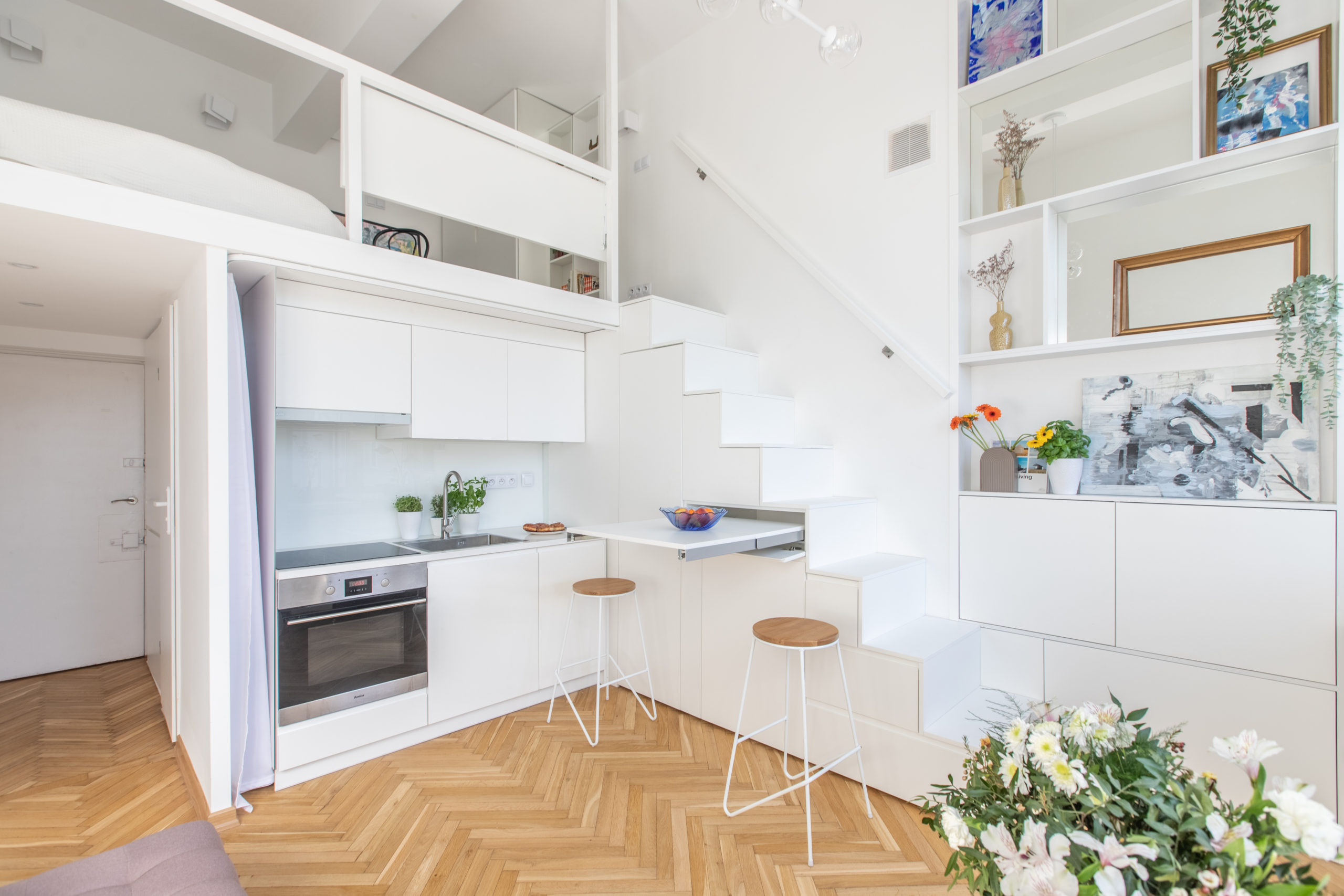 cuisine et escalier studio de 20m2 avec mezzanine