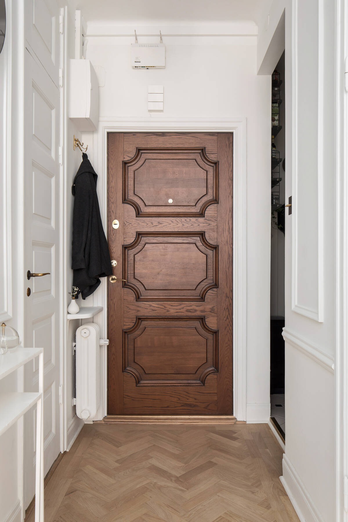 entrée avec porte ancienne
