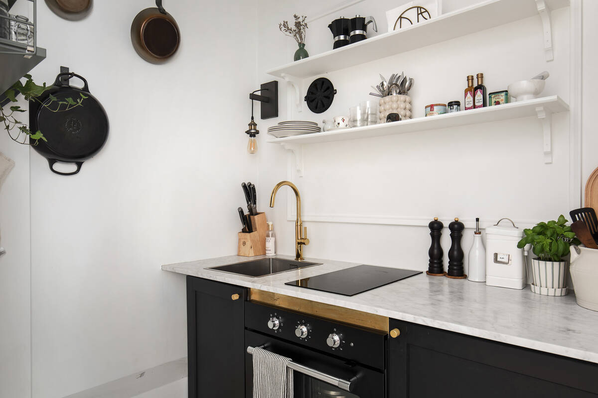 petite cuisine noire sans fenêtre