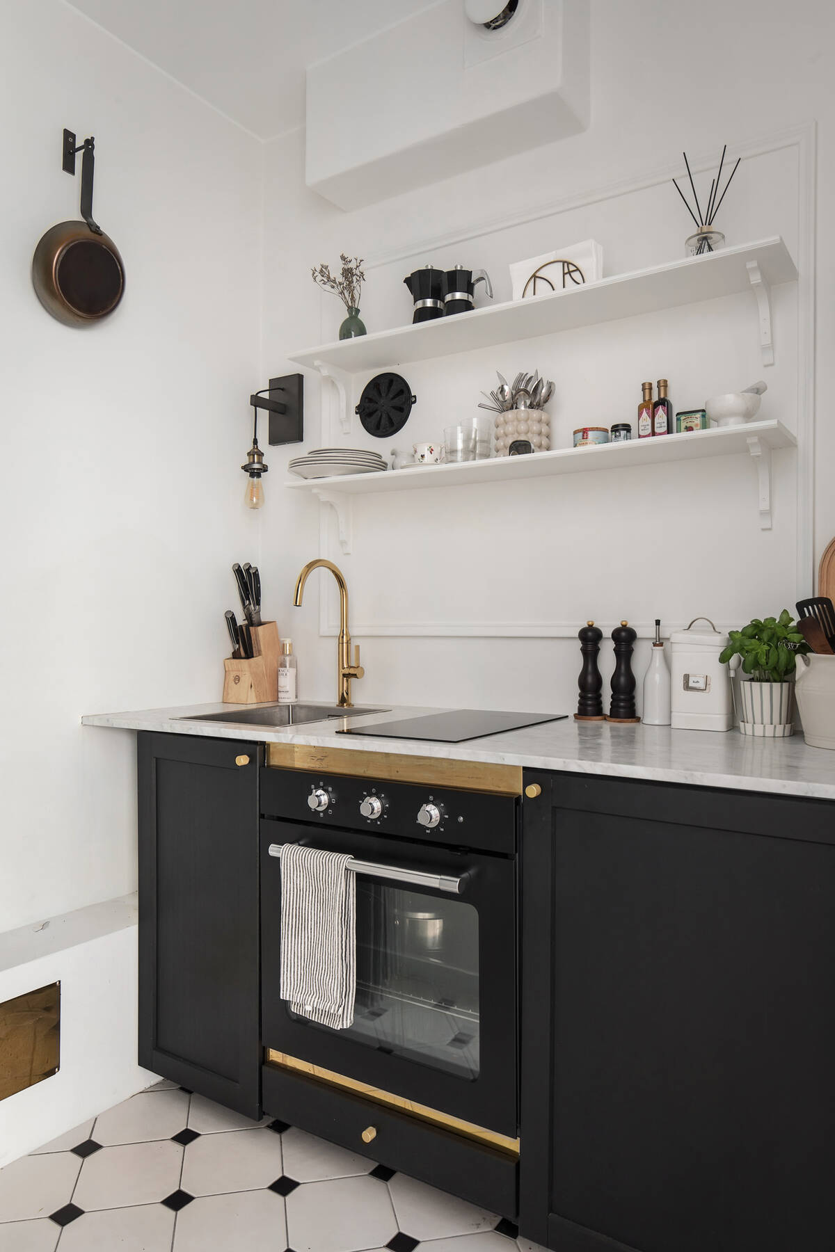 petite cuisine noire sans fenêtre