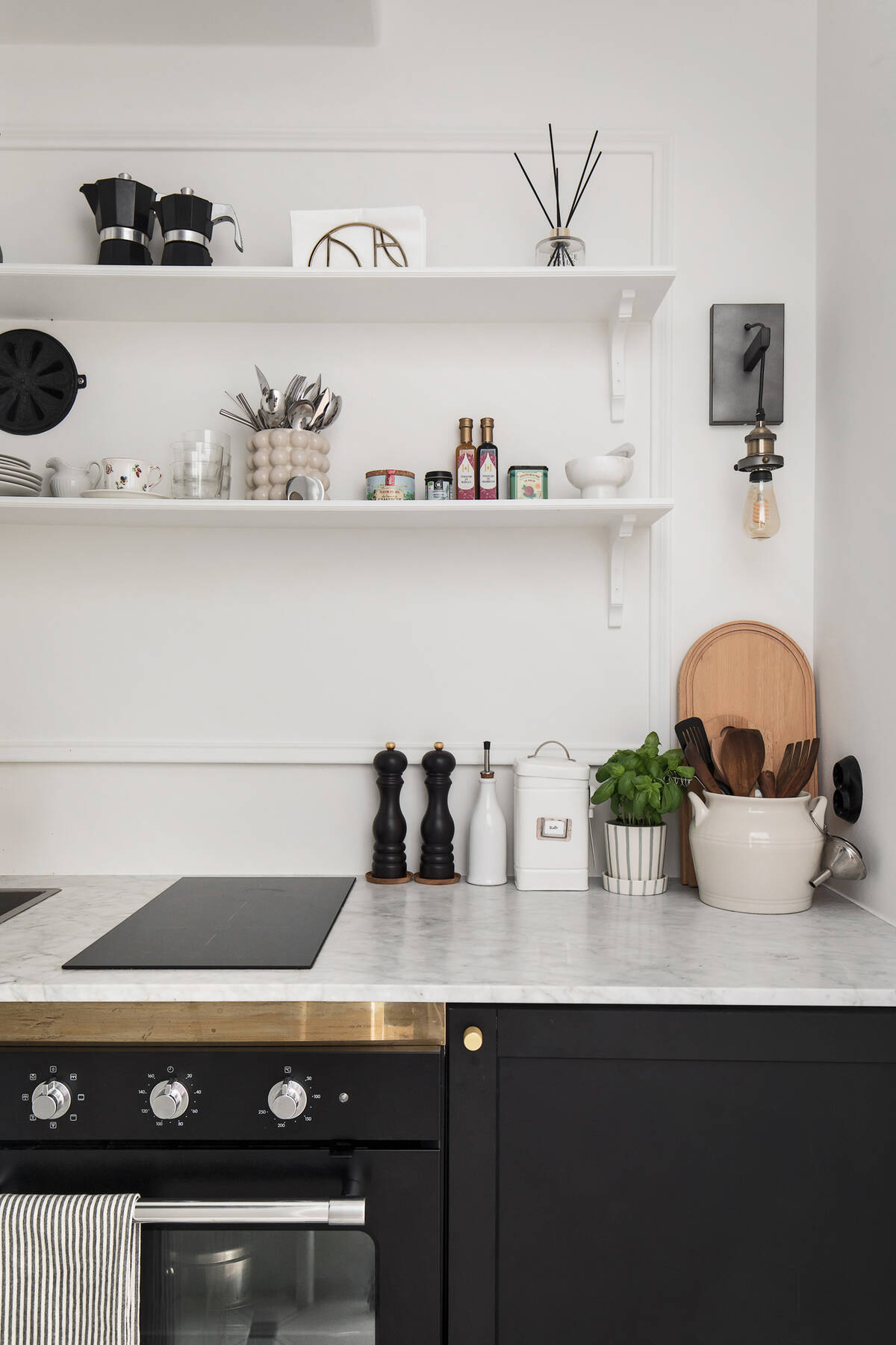 petite cuisine noire sans fenêtre