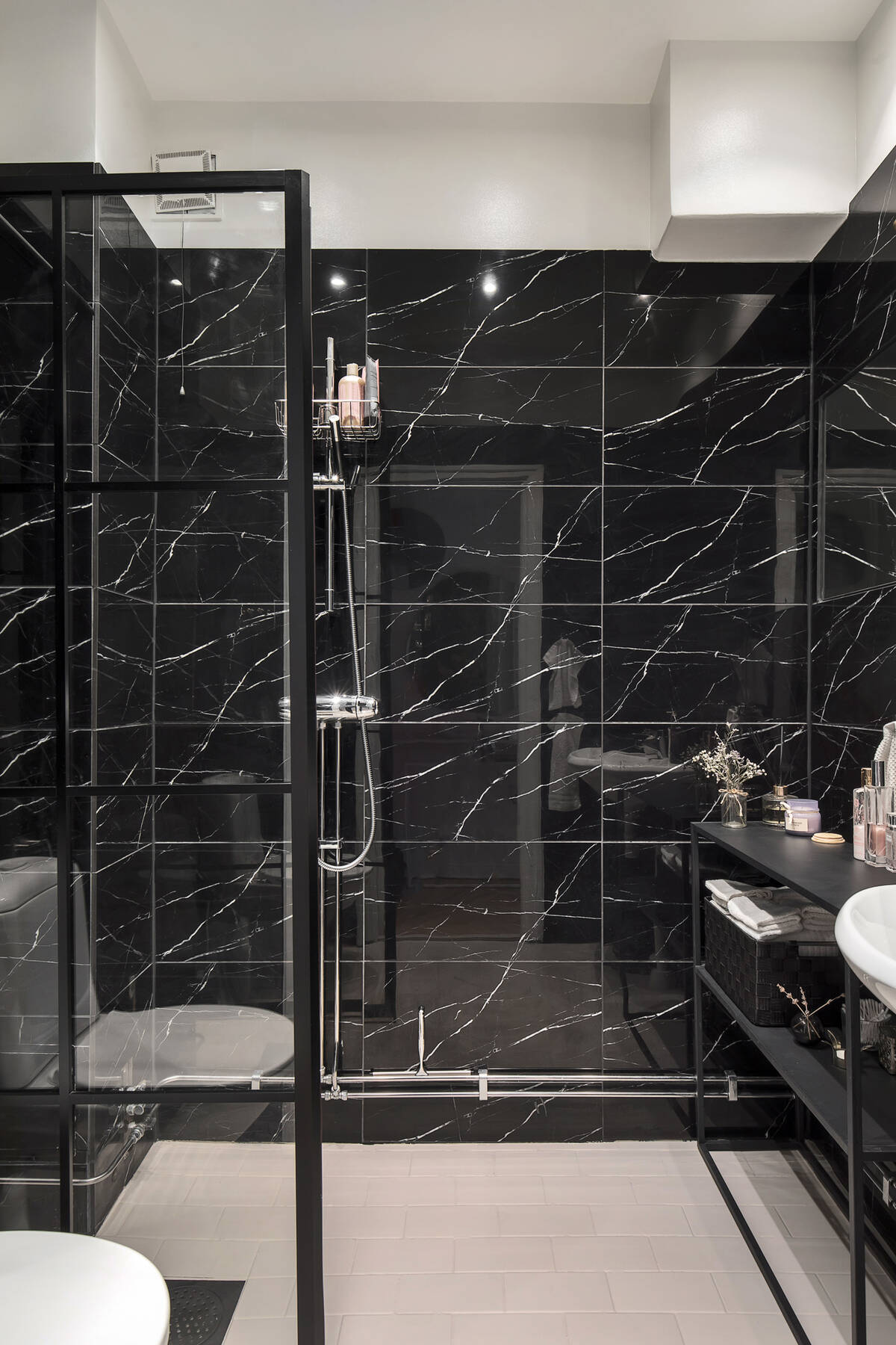 salle de bain marbre noir décoration contemporaine