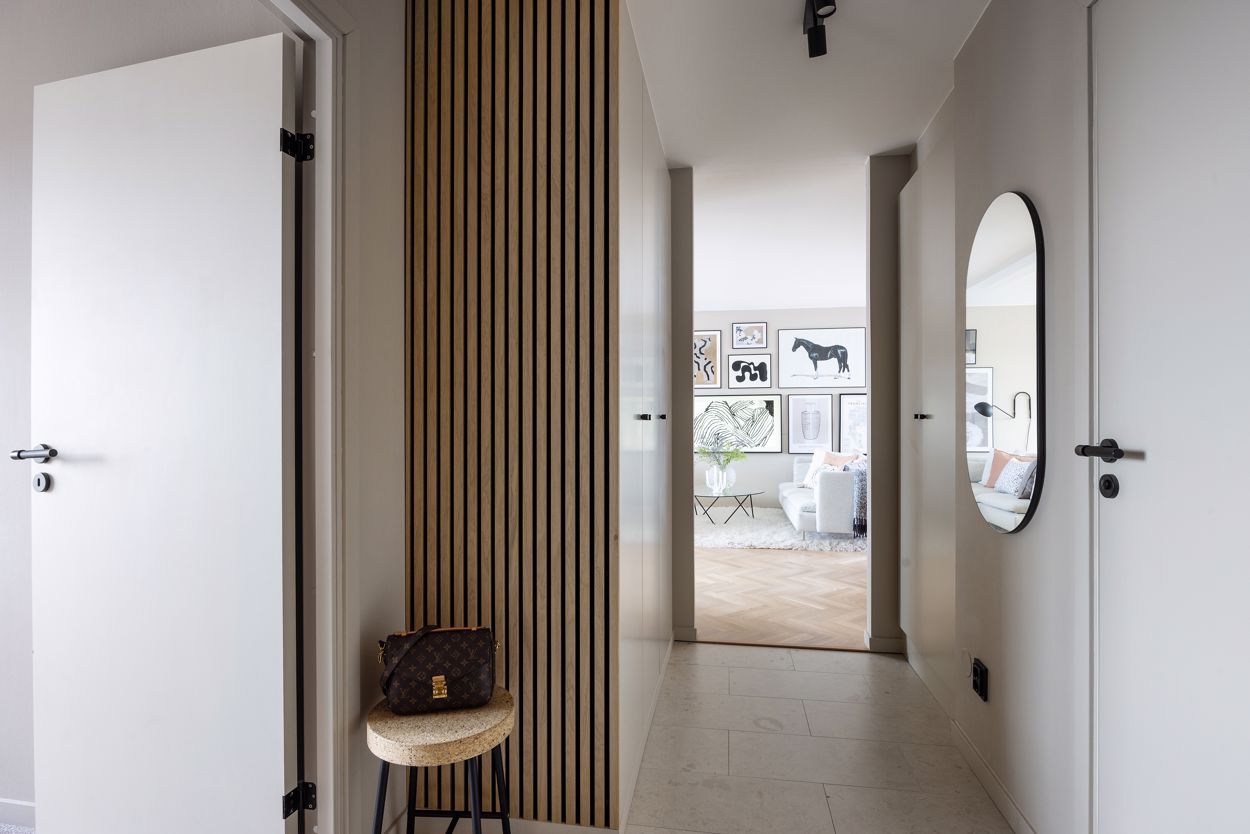 entrée avec mur en tasseaux de bois entrée avec mur en tasseaux de bois