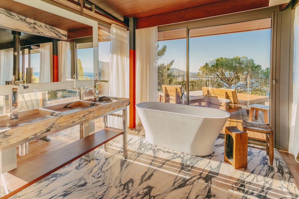 salle de bain sol marbre Villa W avec piscine décoration contemporaine salle de bain sol marbre Villa W avec piscine décoration contemporaine