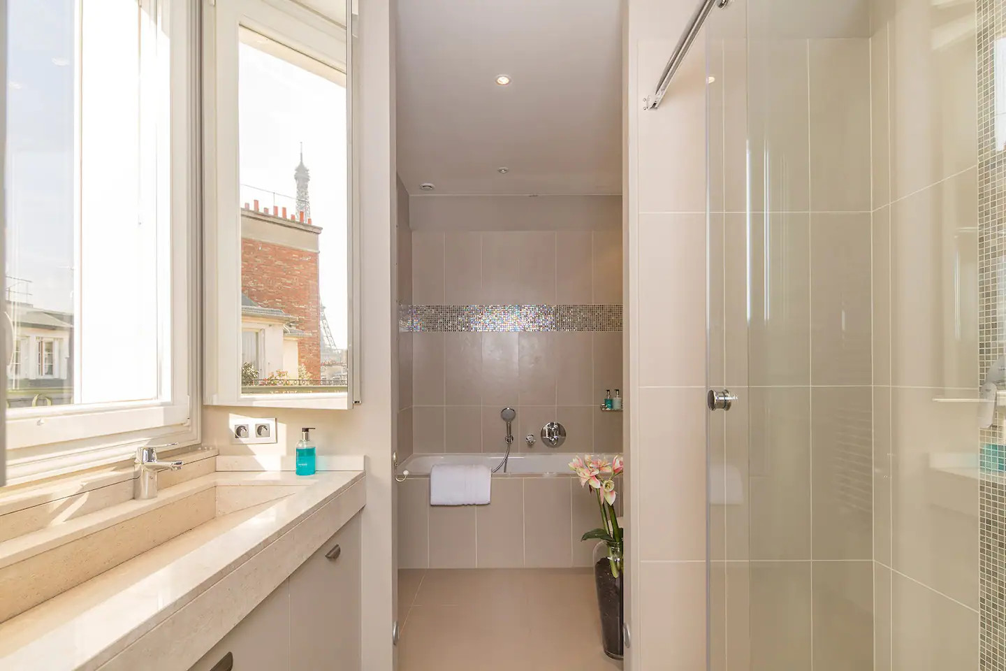 salle de bain contemporaine beige