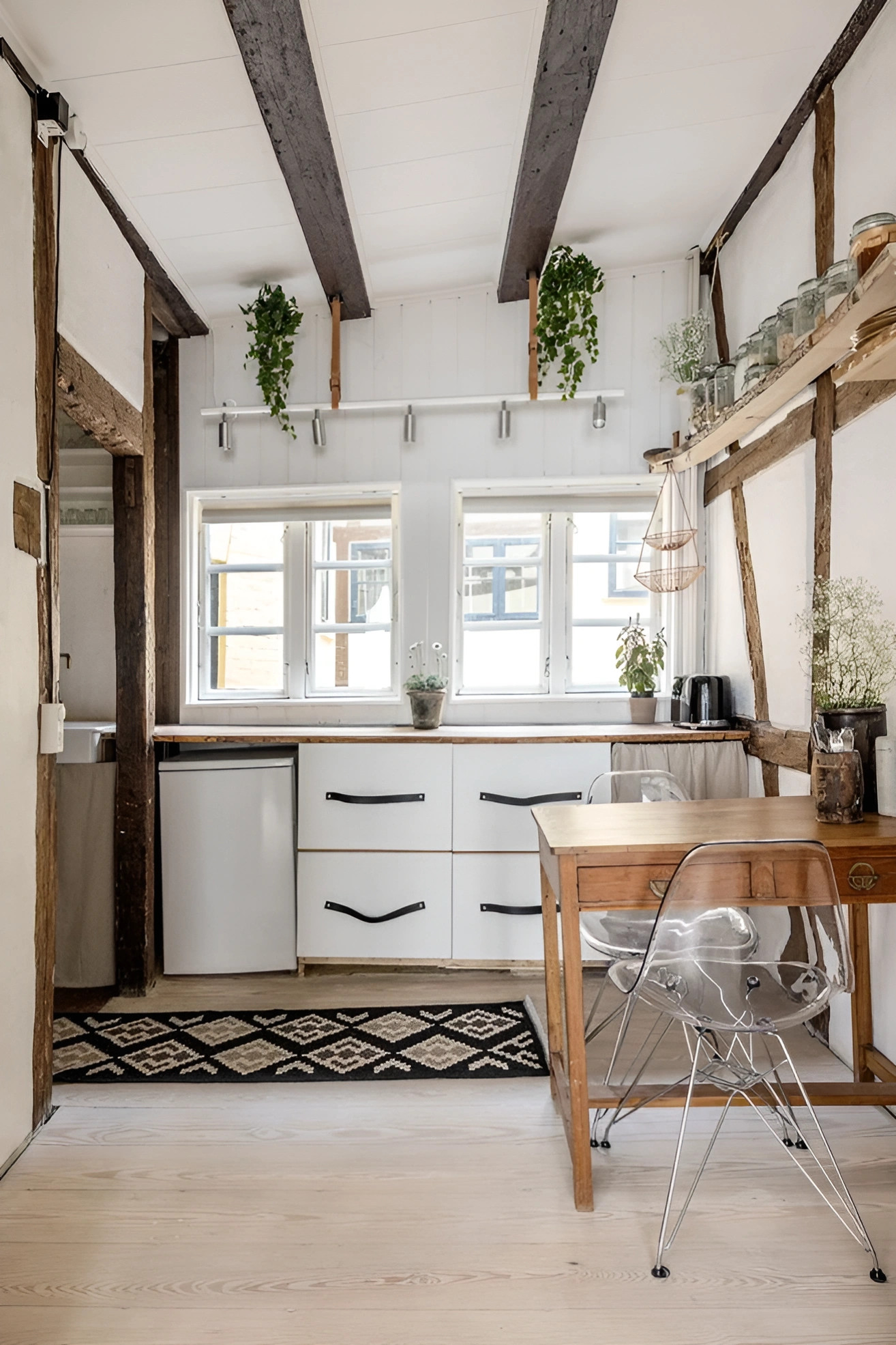 cuisine avec poutres et espace repas