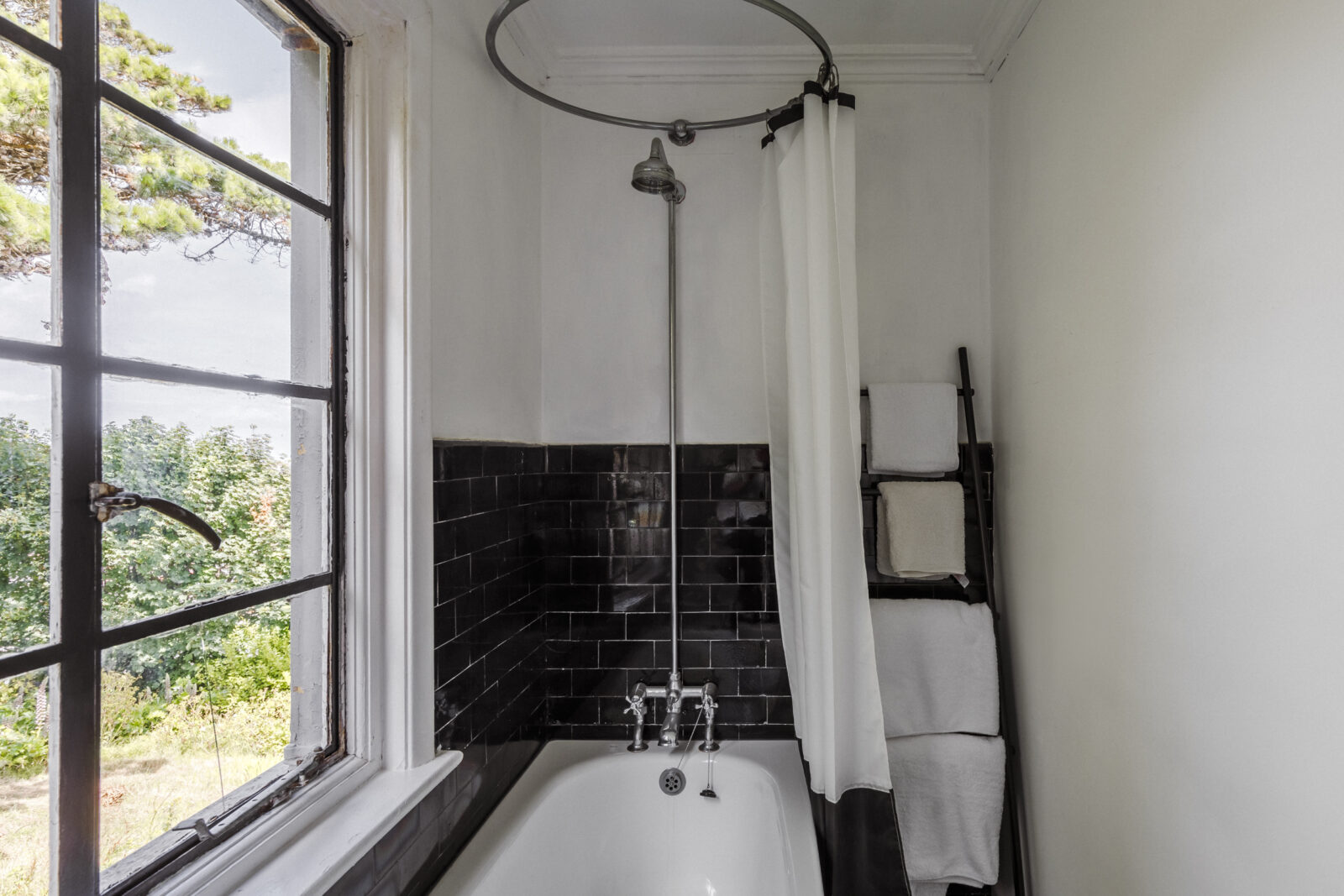 salle de bain rétro blanche et noire salle de bain rétro blanche et noire