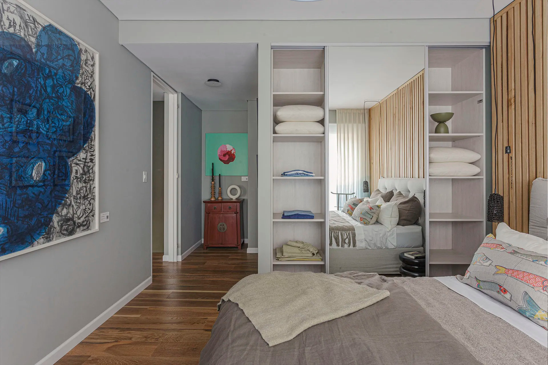 chambre décoration contemporaine mur tasseau de bois
