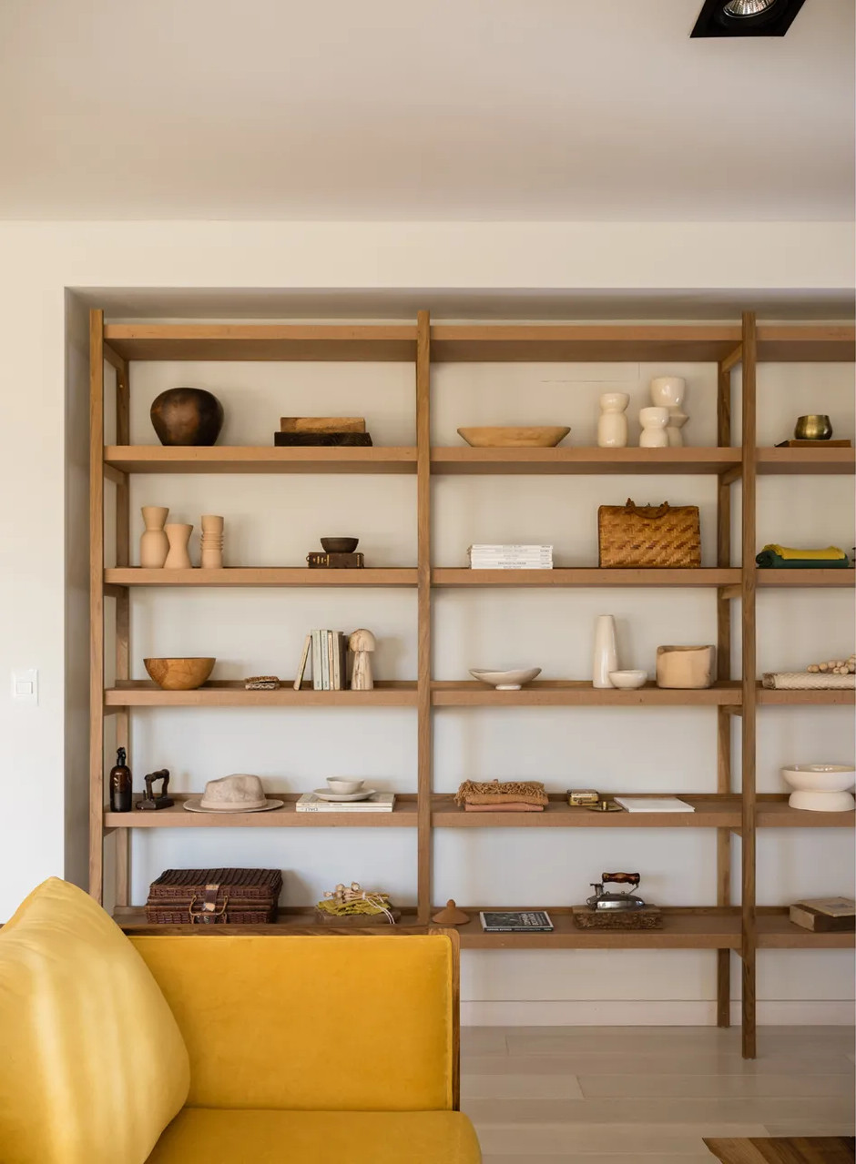 canapé jaune et bibliothèque bois
