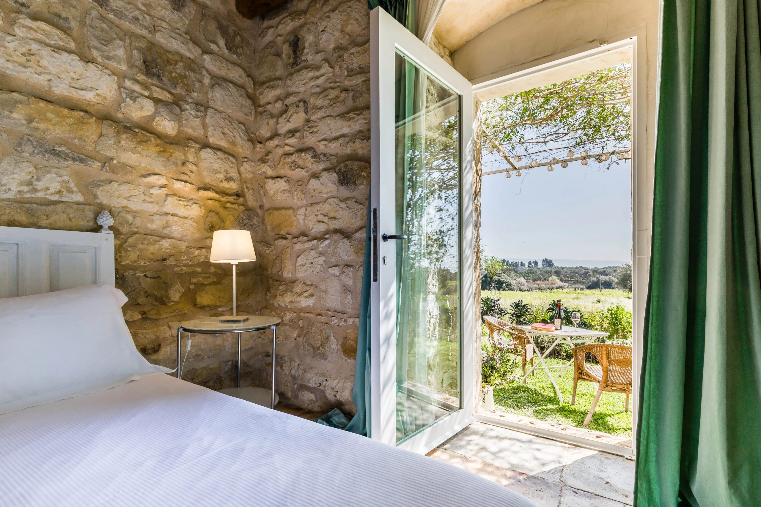 chambre murs en pierres