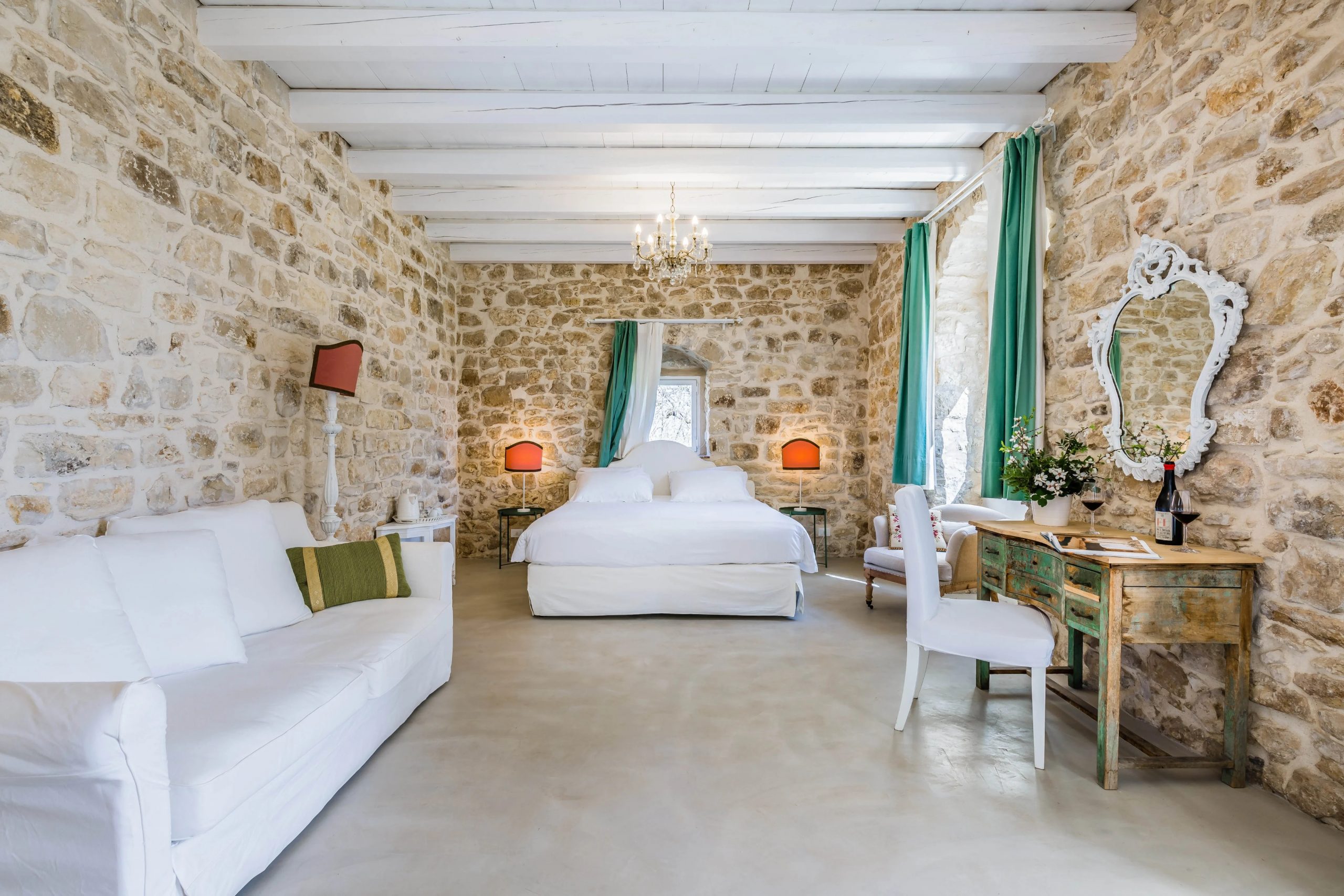 chambre murs en pierres Baglio Occhipinti