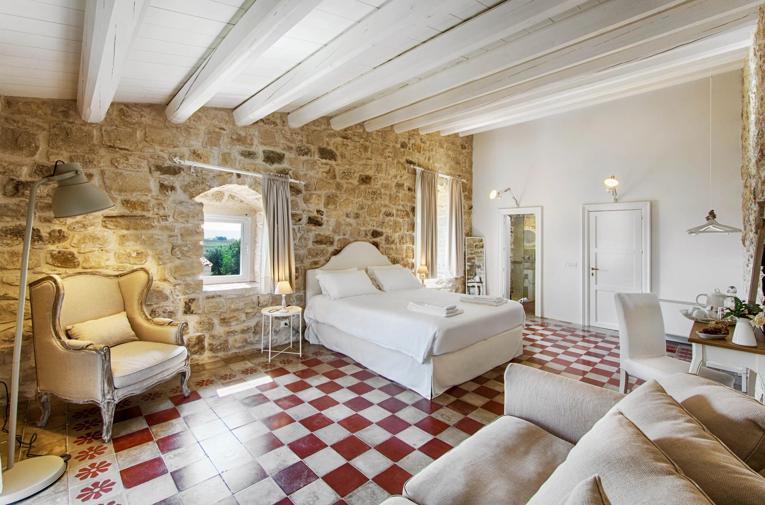 chambre sol carrelage à damiers maison en pierres Baglio Occhipinti