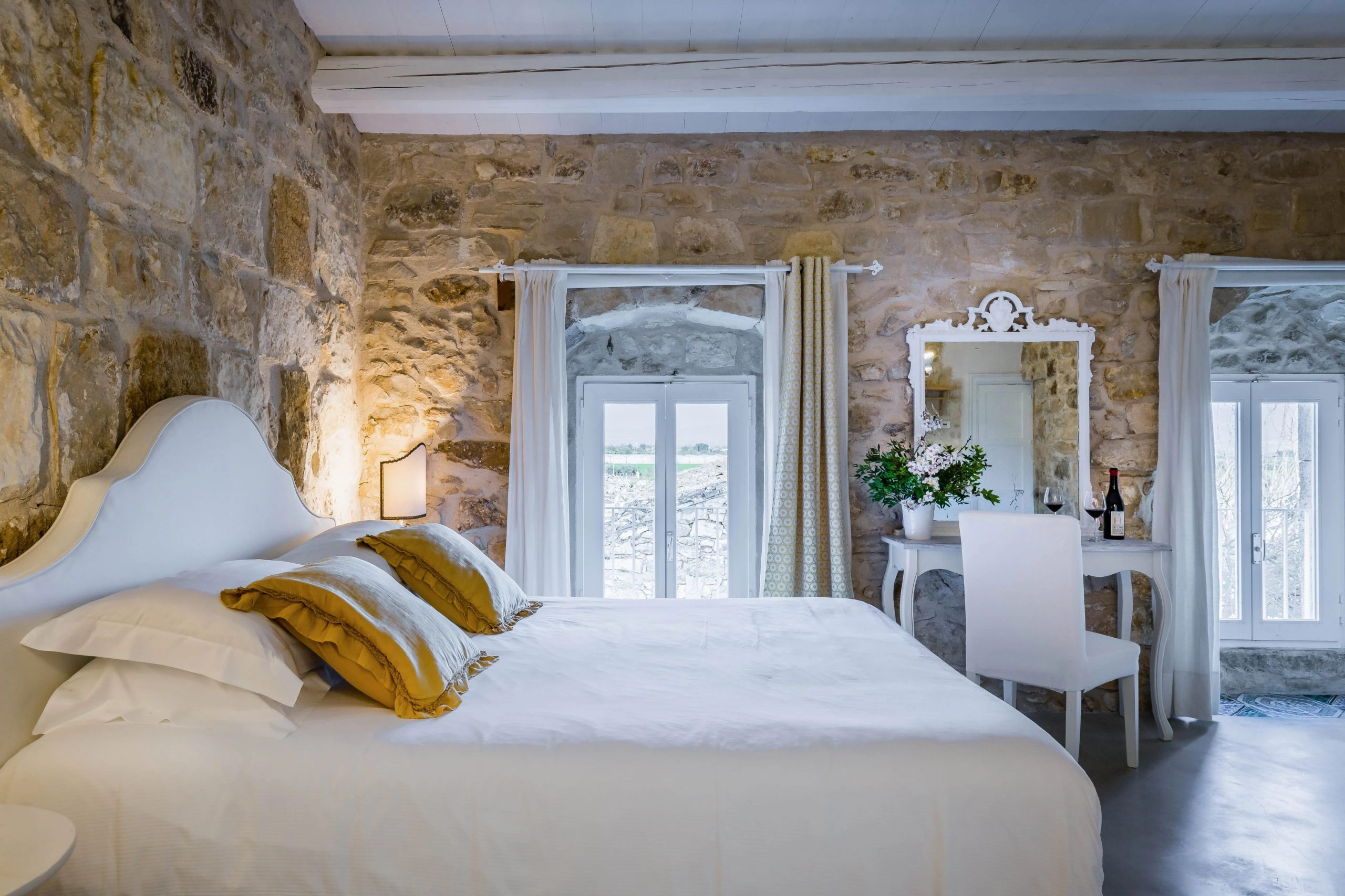 chambre murs en pierres