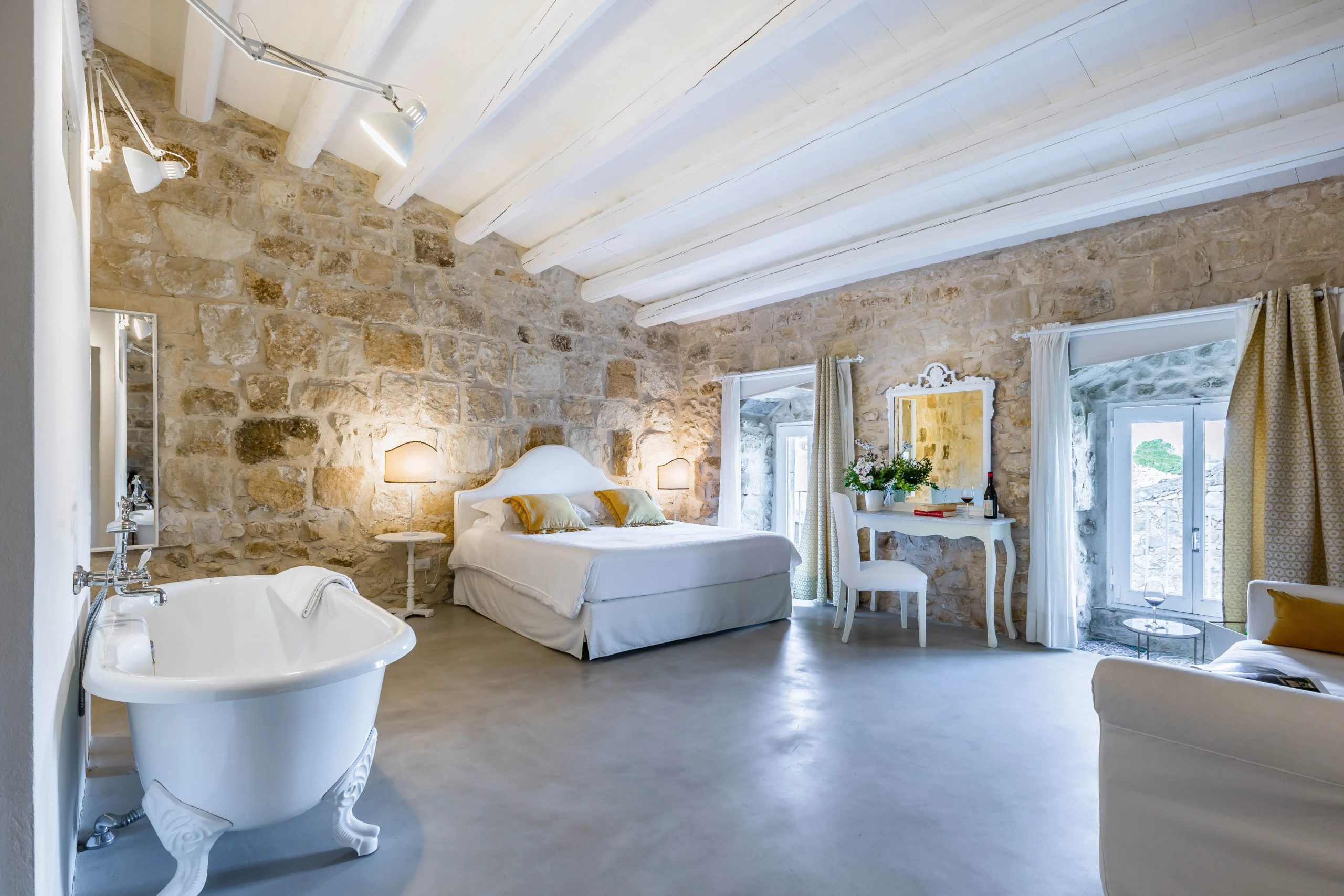 chambre décoration rustique chic avec baignoire Baglio Occhipinti