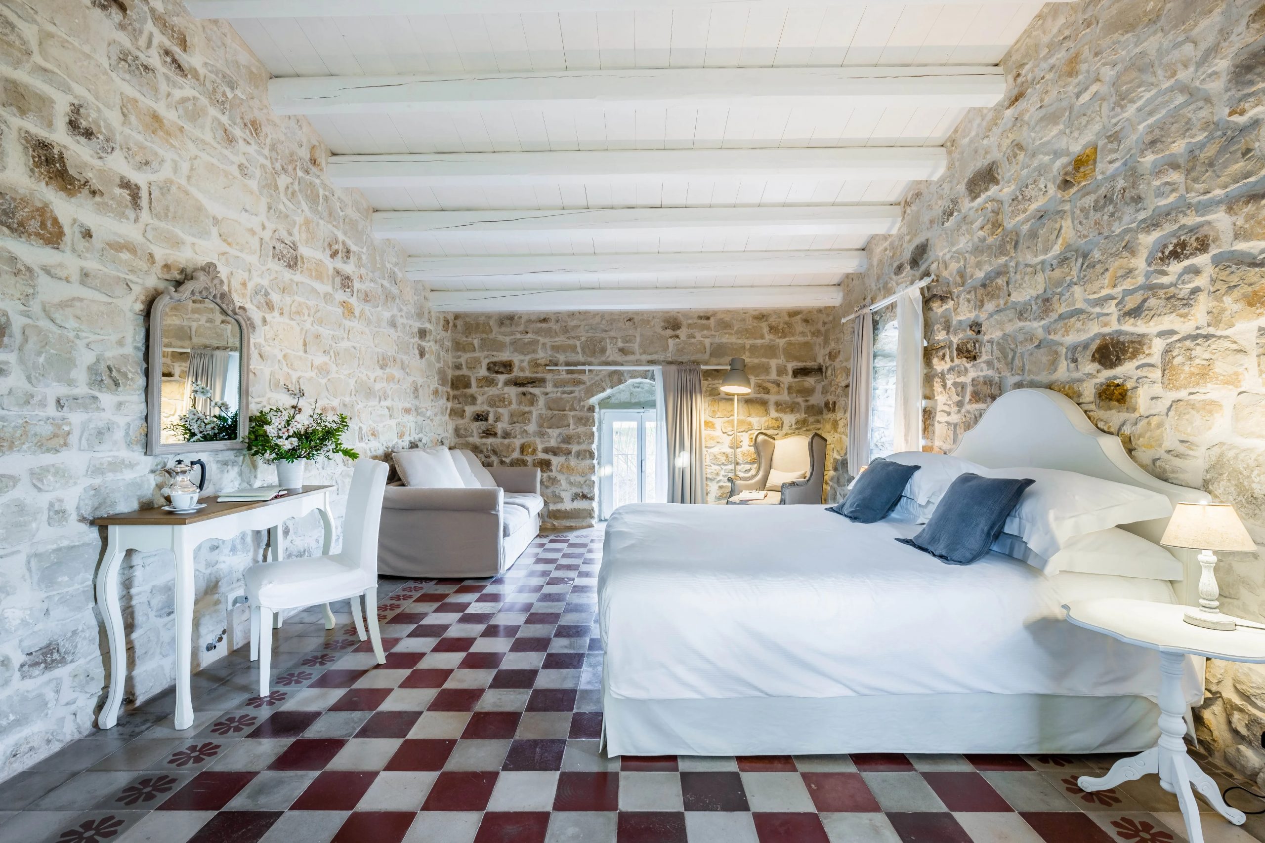 chambre murs en pierres Baglio Occhipinti