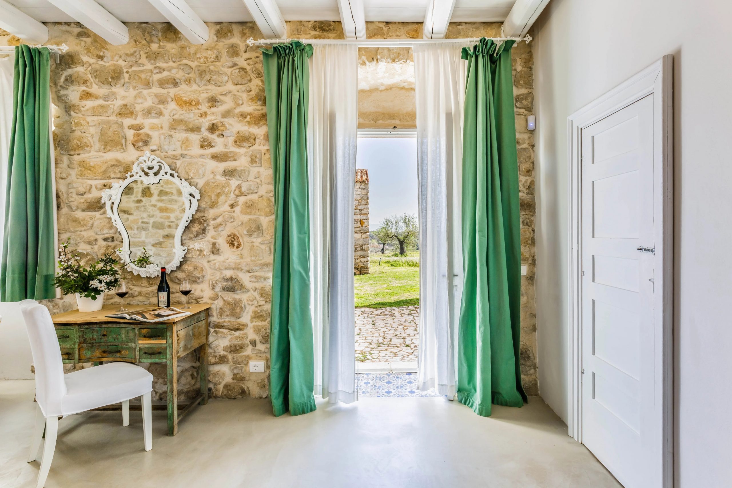 chambre murs en pierres 