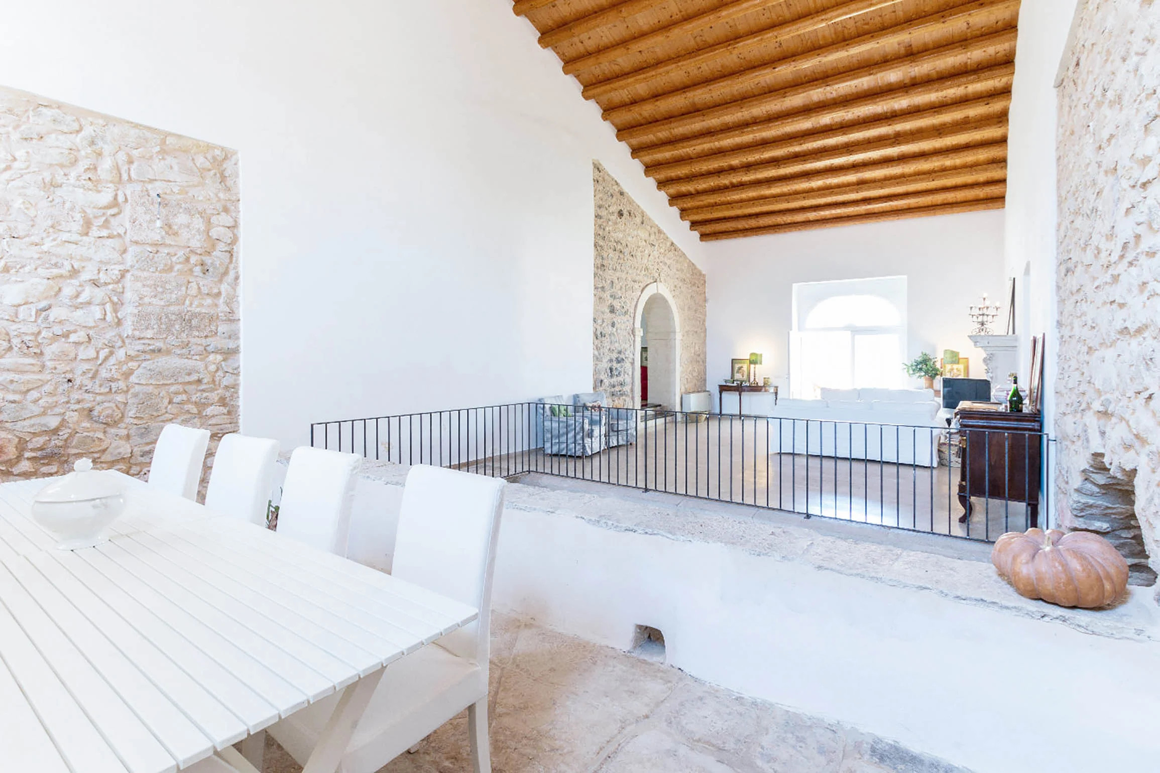 salle à manger maison en pierres Baglio Occhipinti